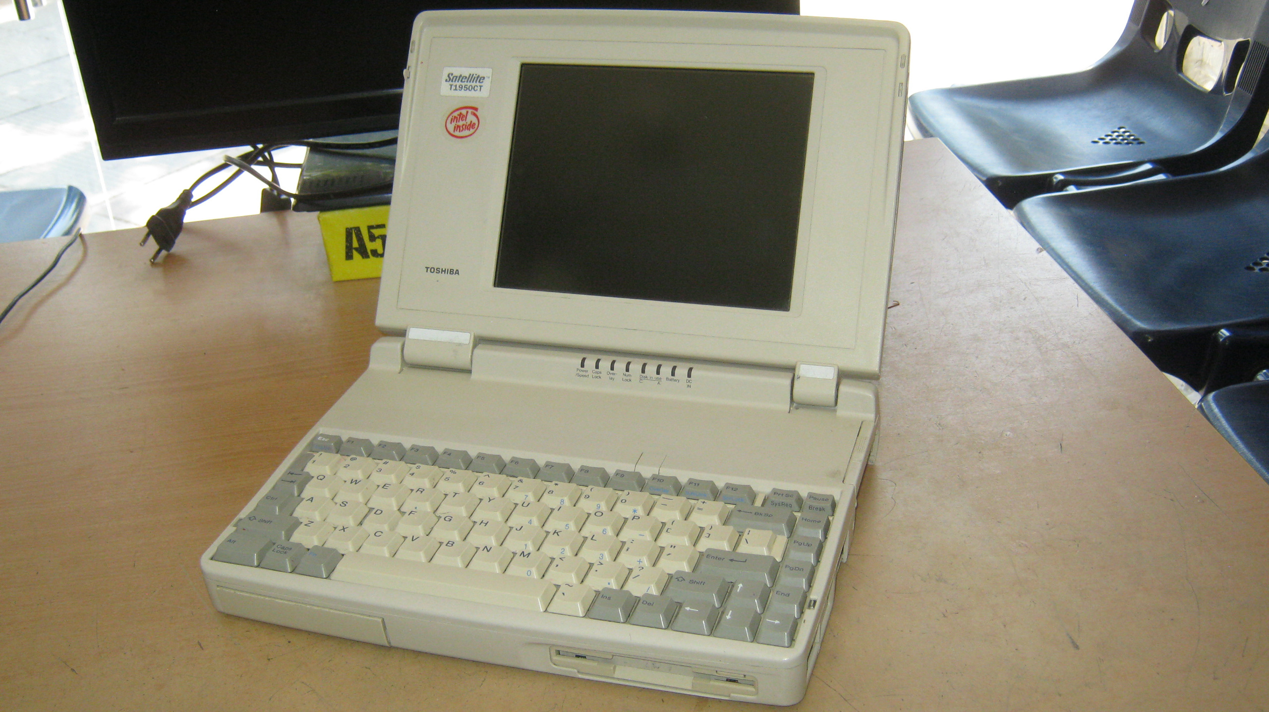 لپ تاپ آنتیک TOSHIBA T1950CT محصول 1993