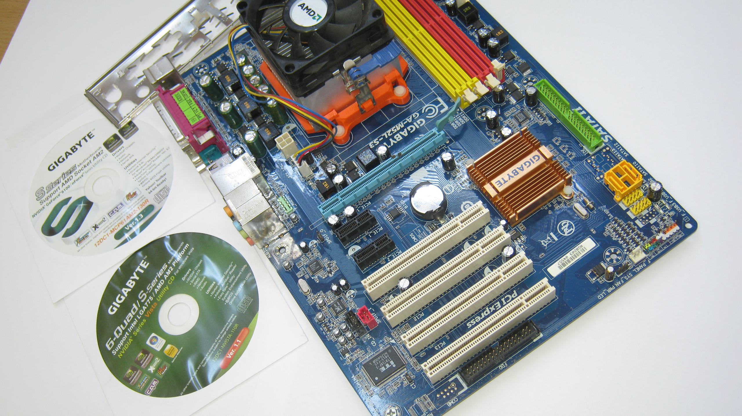 باندل مادربرد فن CPU و پنل پشت گیگابایت GA-M52L-S3