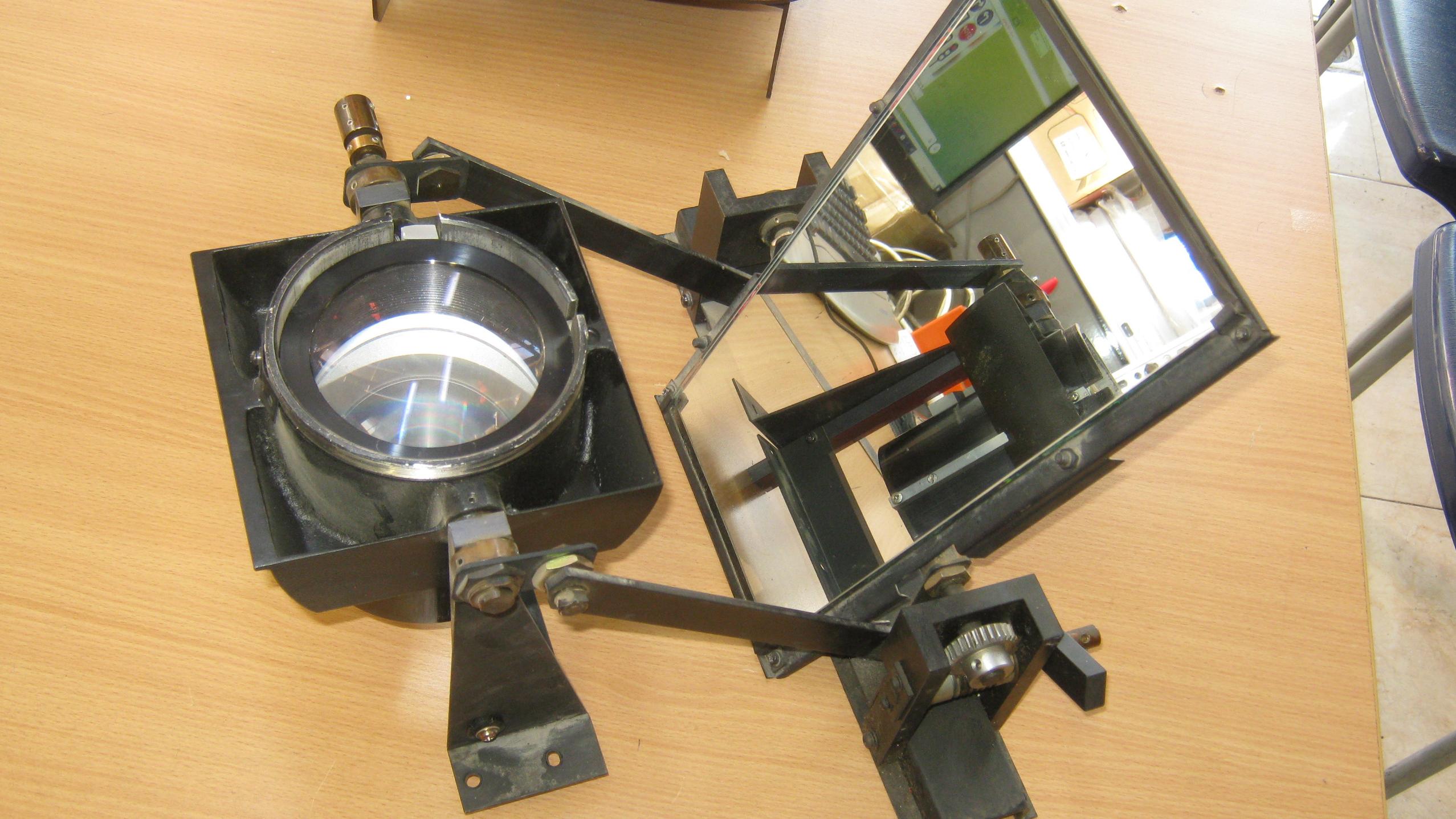 دستگاه قدیمی دارای ذره بین های بزرگ قدرتمند