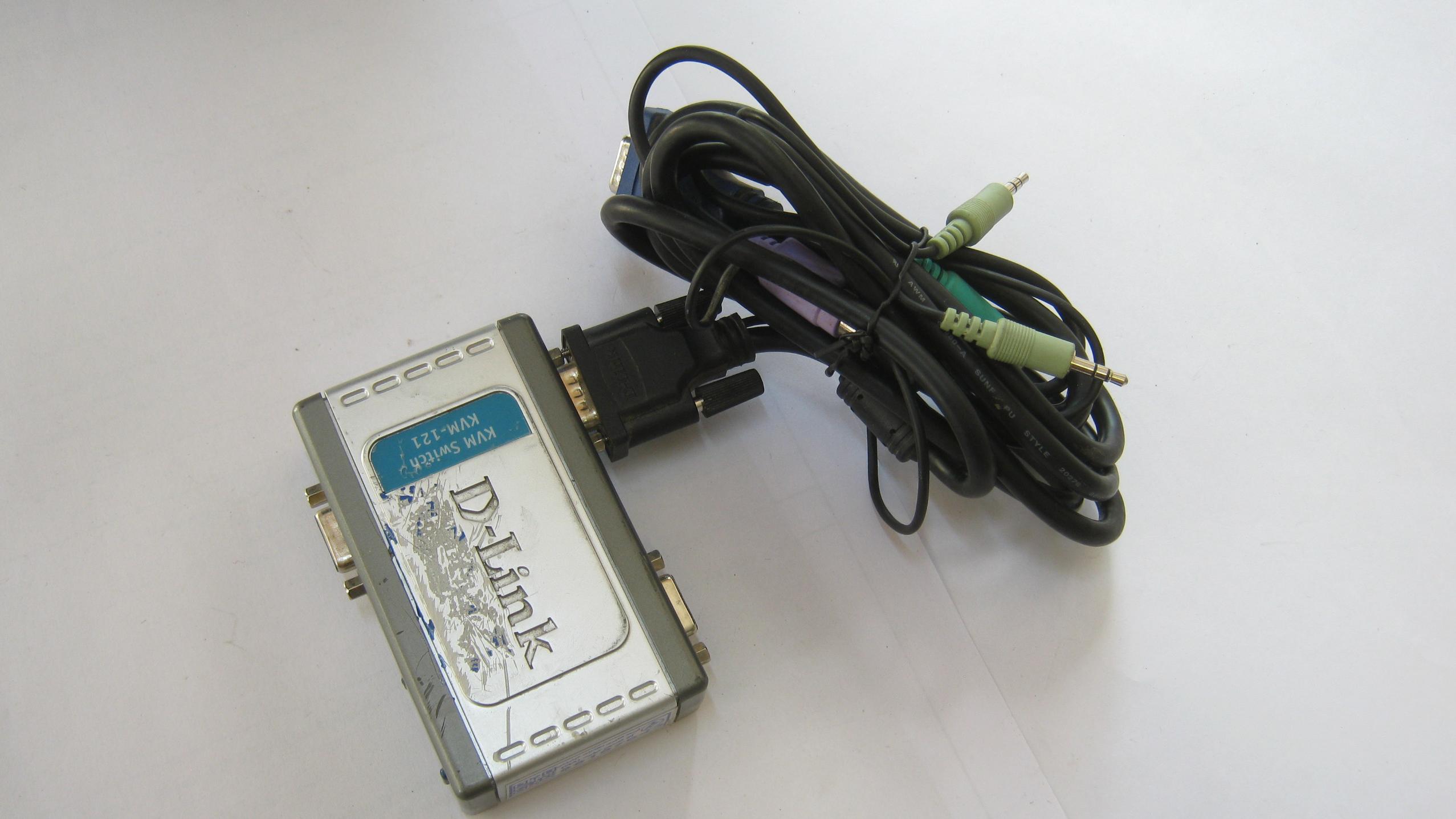 سوییچ KVM به همراه یه کابل فابریک D-LINK KVM-121