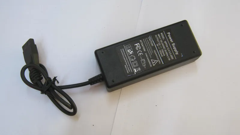 آداپتور کمیاب دو ولتاژ خروجی 12 و 5 ولت