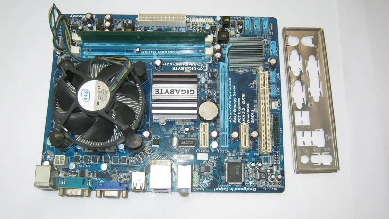 باندل GIGABAYTE مدل G41MT-S2P به همراه فن و رم