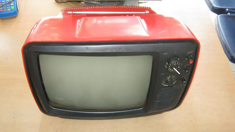 تلویزیون قدیمی آنتیک (توشیبا) بسیار خوش رنگ