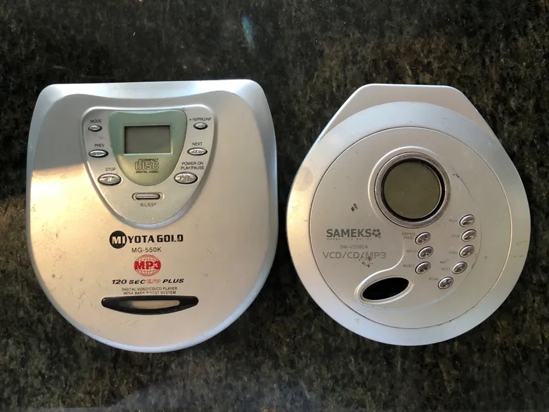  2 عدد سی دی من اورجینال معیوب