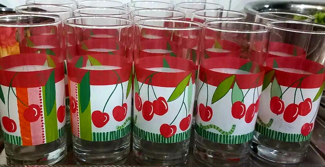 لیوان قدیمی و بلند شربت خوری طرح گیلاس