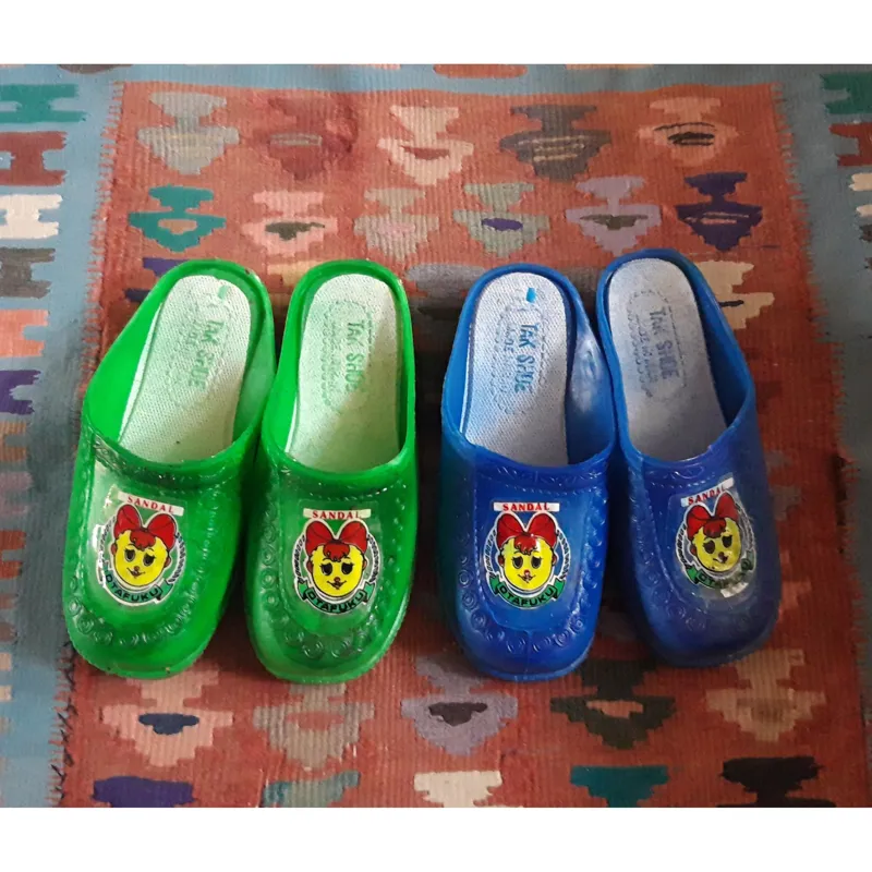 دمپایی نوستالژی طرح خانوم کوچولو