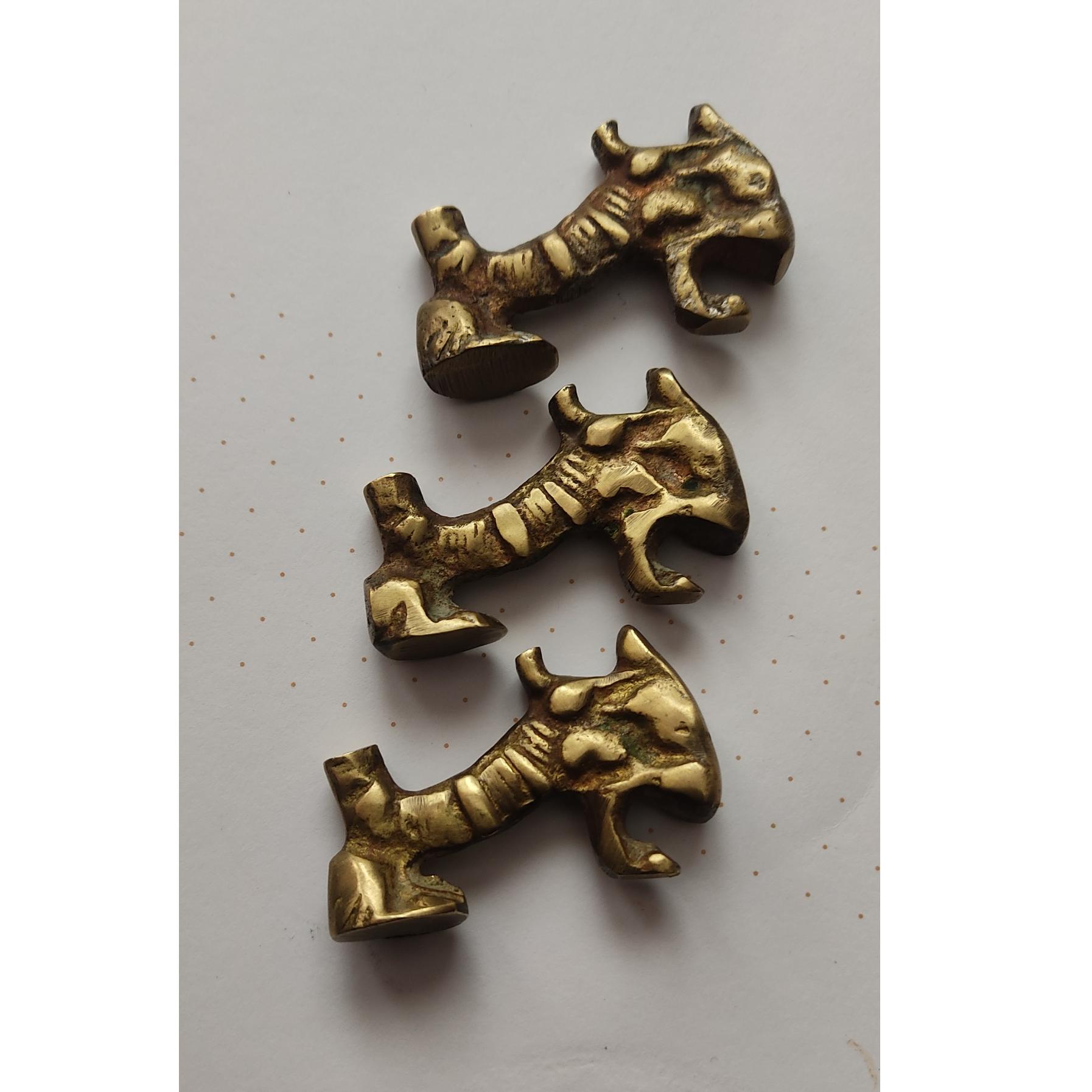 مجسمه شیر قدیمی