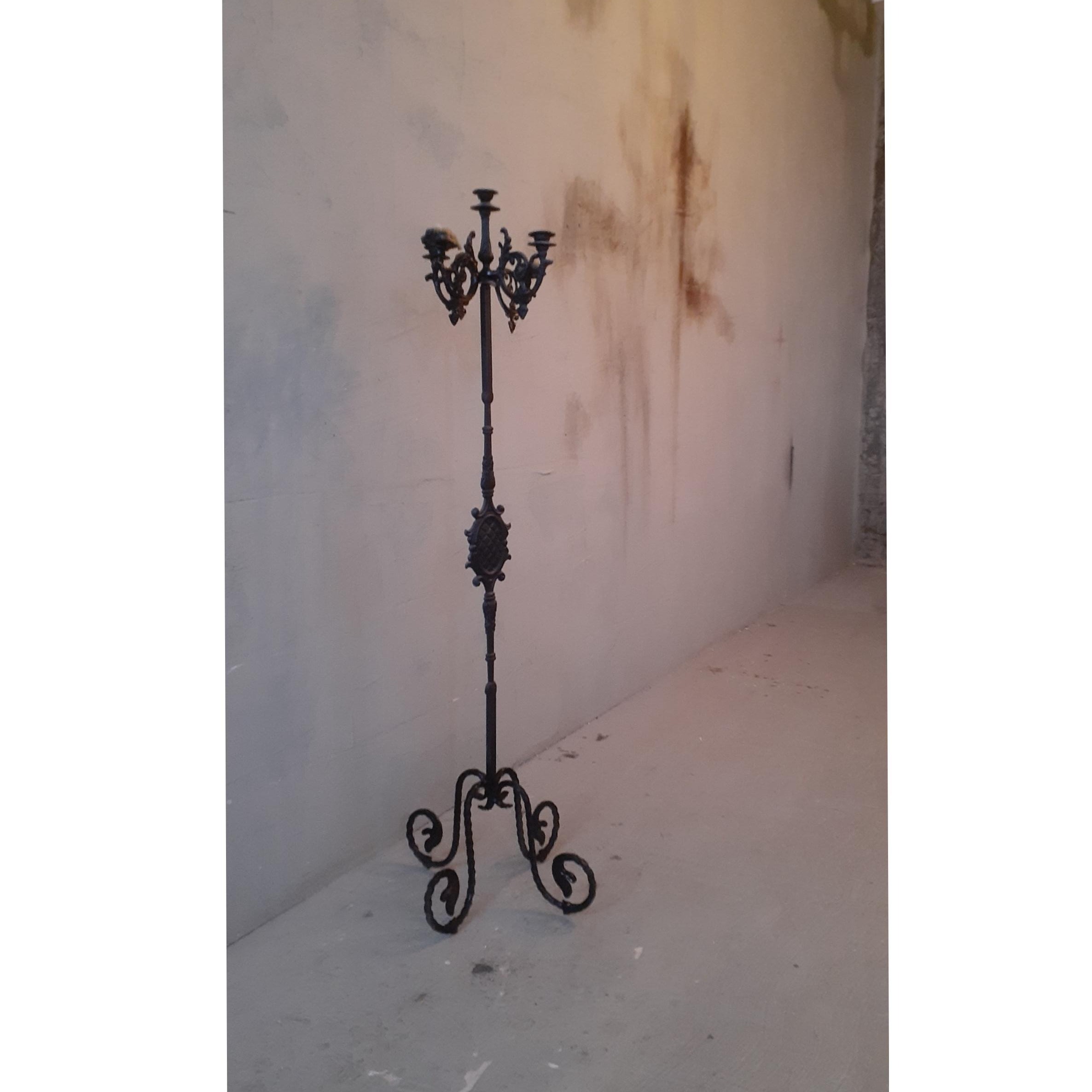 شمعدان ایستاده کنارسالنی