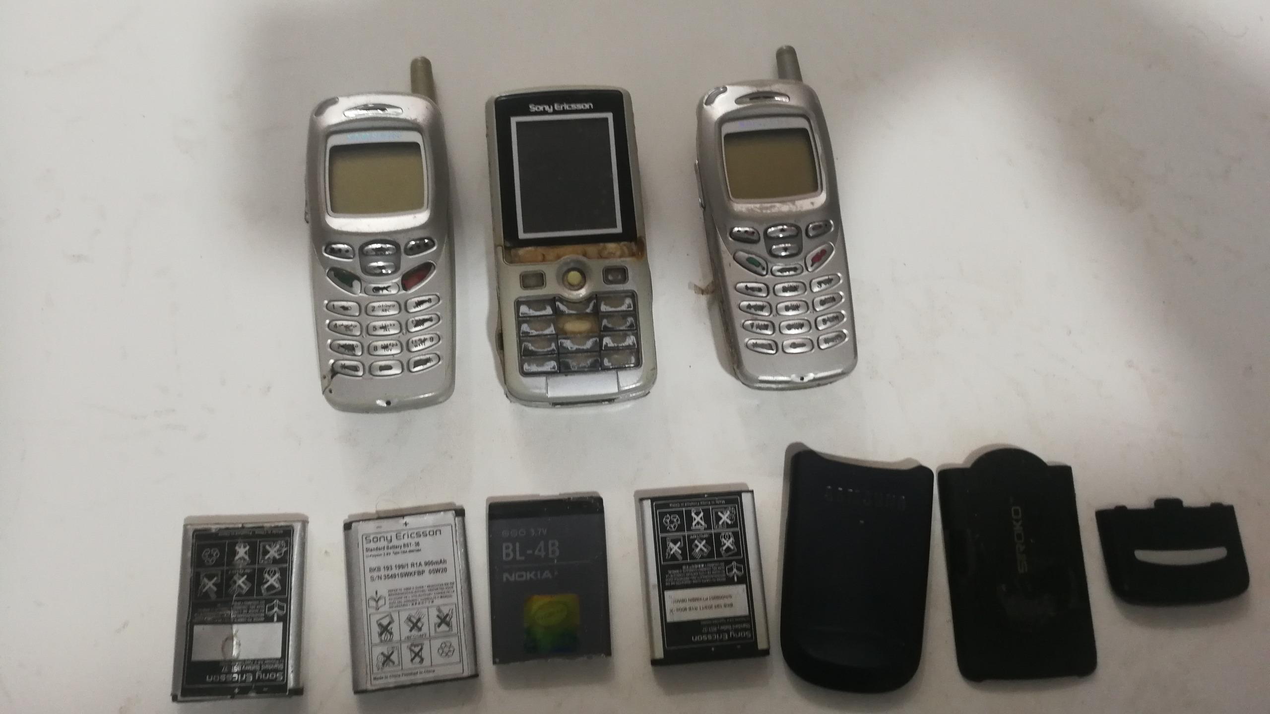 تعدادی گوشی آنتیک قدیمی و لوازم