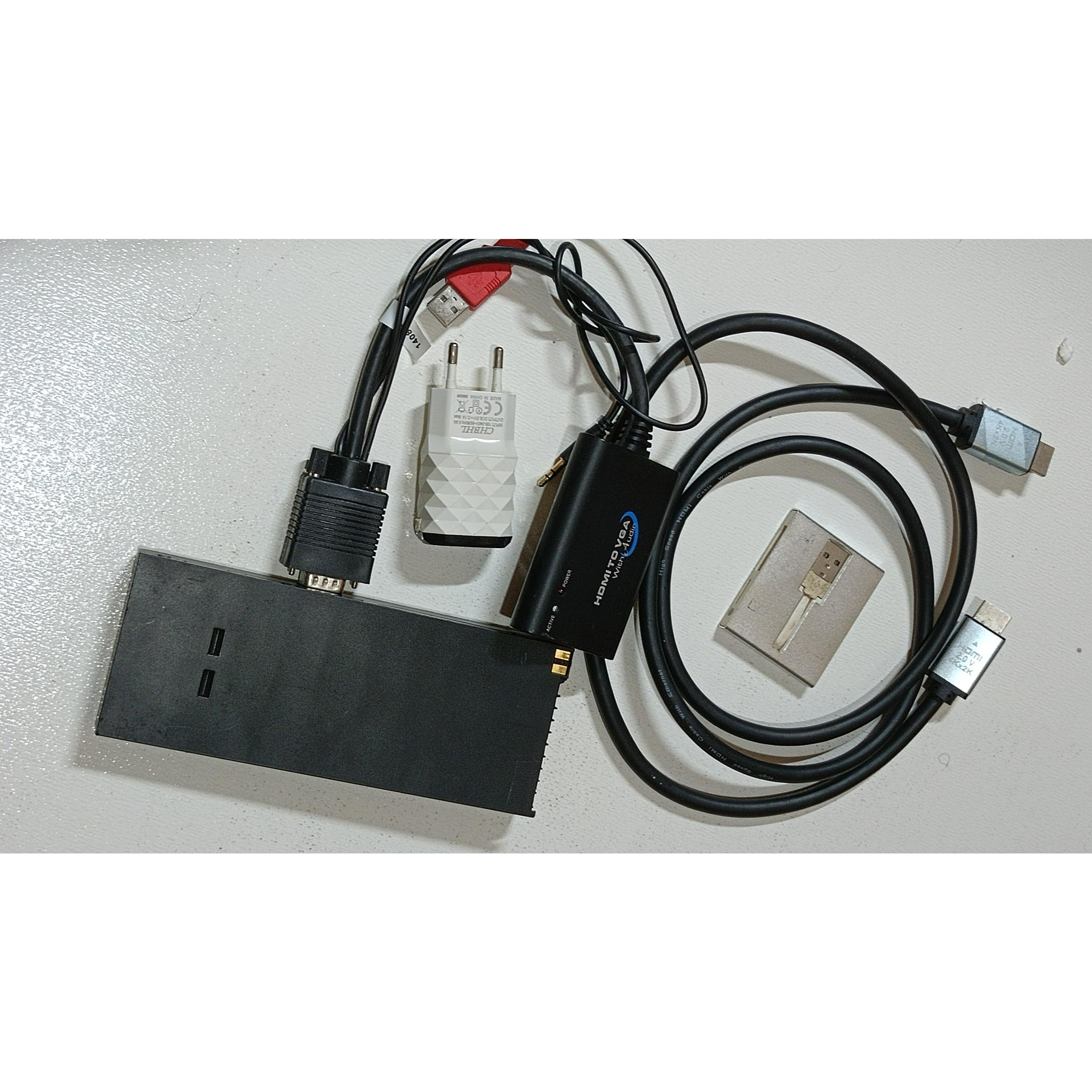 تعدادی وسایل کامپیوتر مثل تبدیل hdmi و کابل hdmi