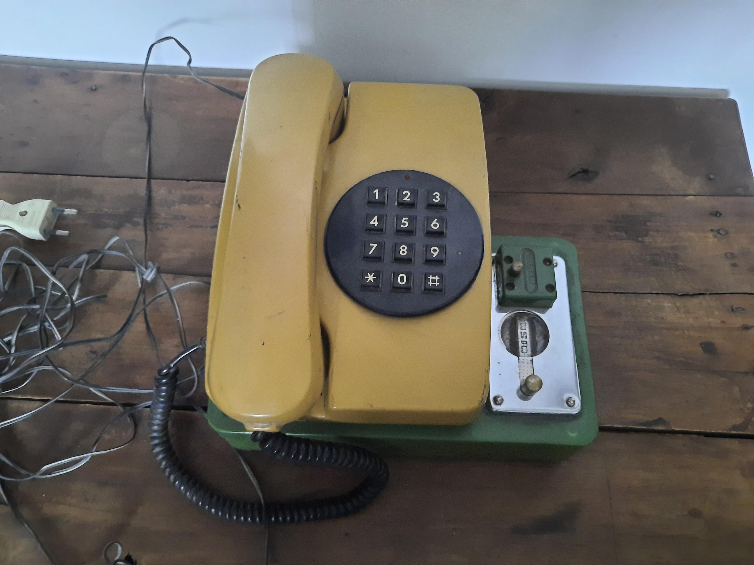 تلفن سکه ای قدیمی