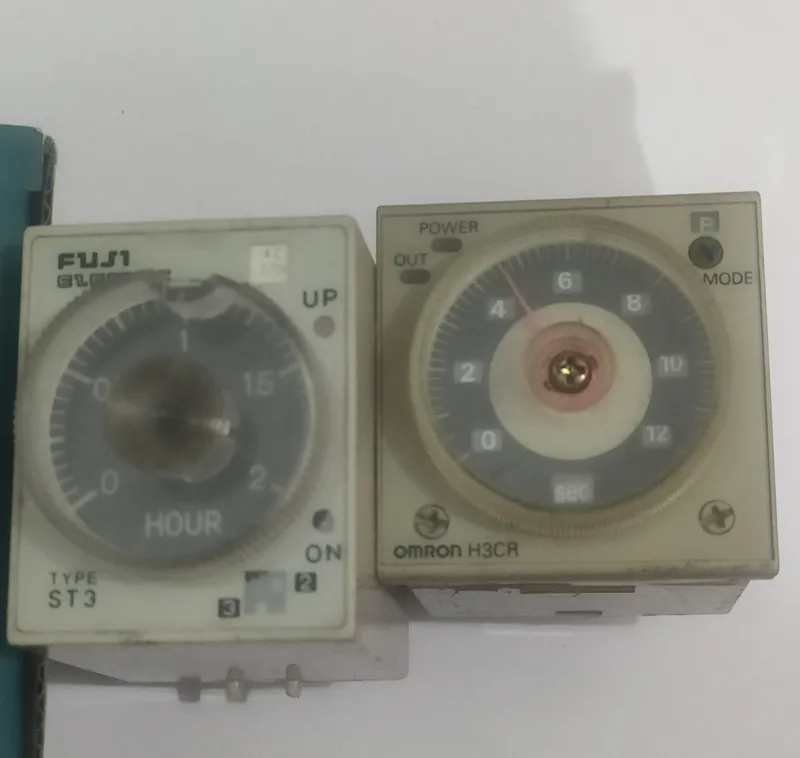 2 عدد تایمر داخل تابلو برق