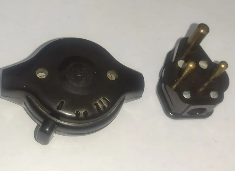 کلید چهار حالته و سه شاخه ی برق قدیمی انگلیسی