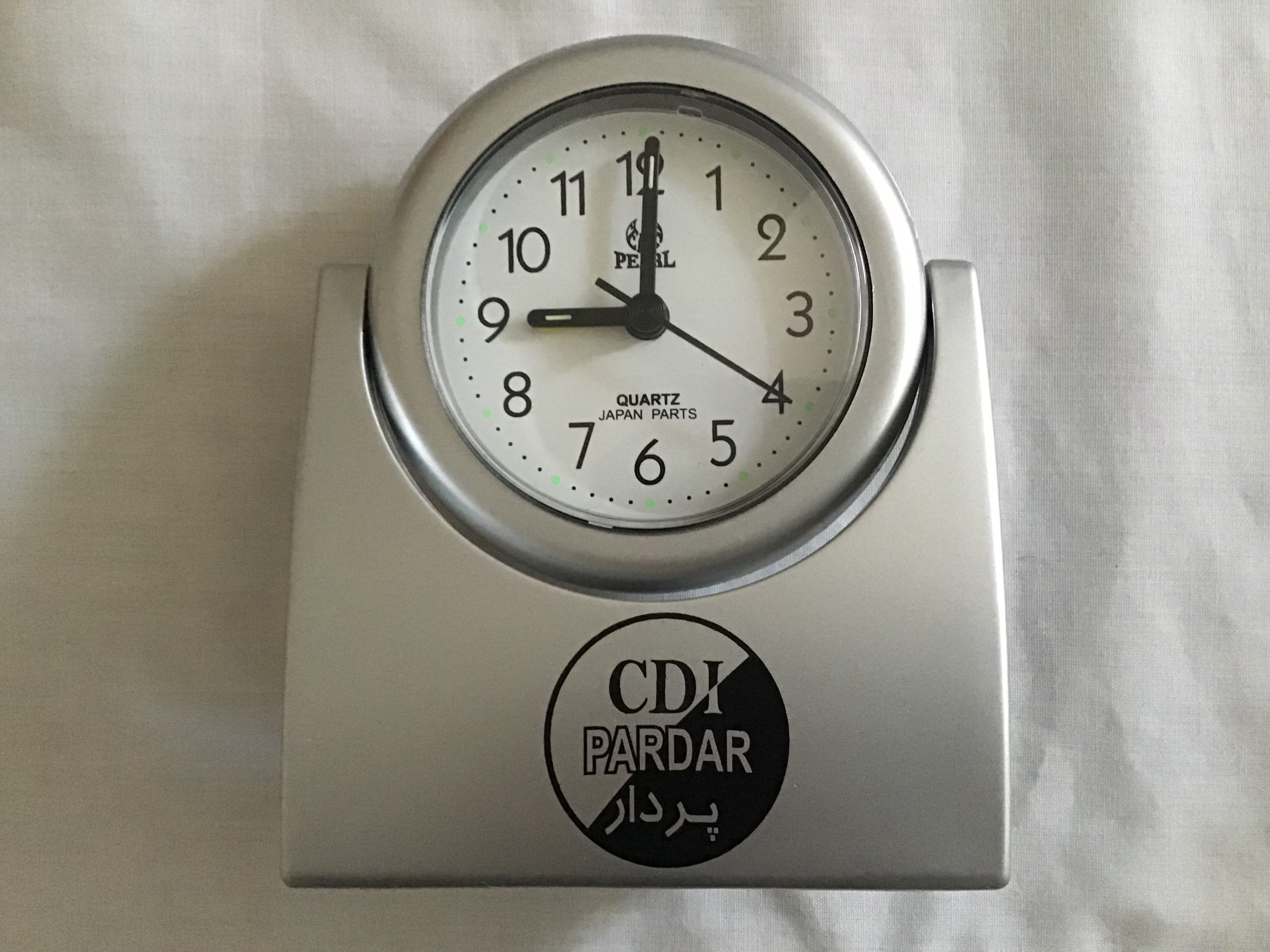 ساعت رومیزی رنگ نقره ای