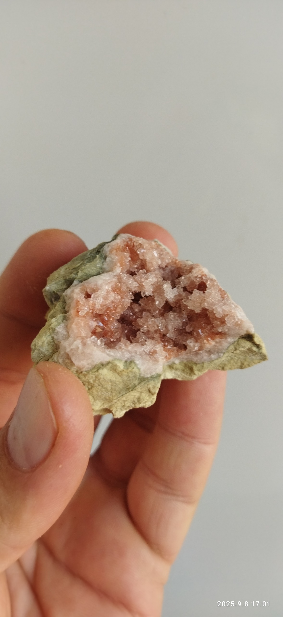 کوارتز بینظیر سمنان با رنگی زیبا و کمیاب