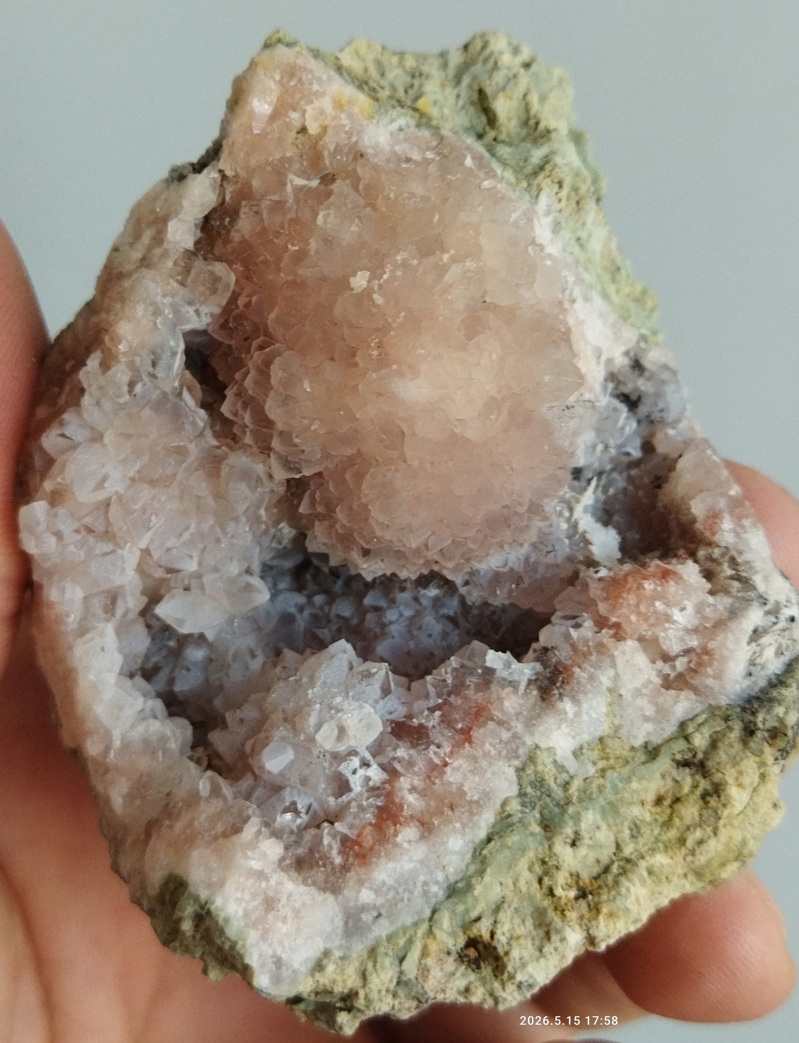 ژئود دو رنگ و خوش فرم کوارتز