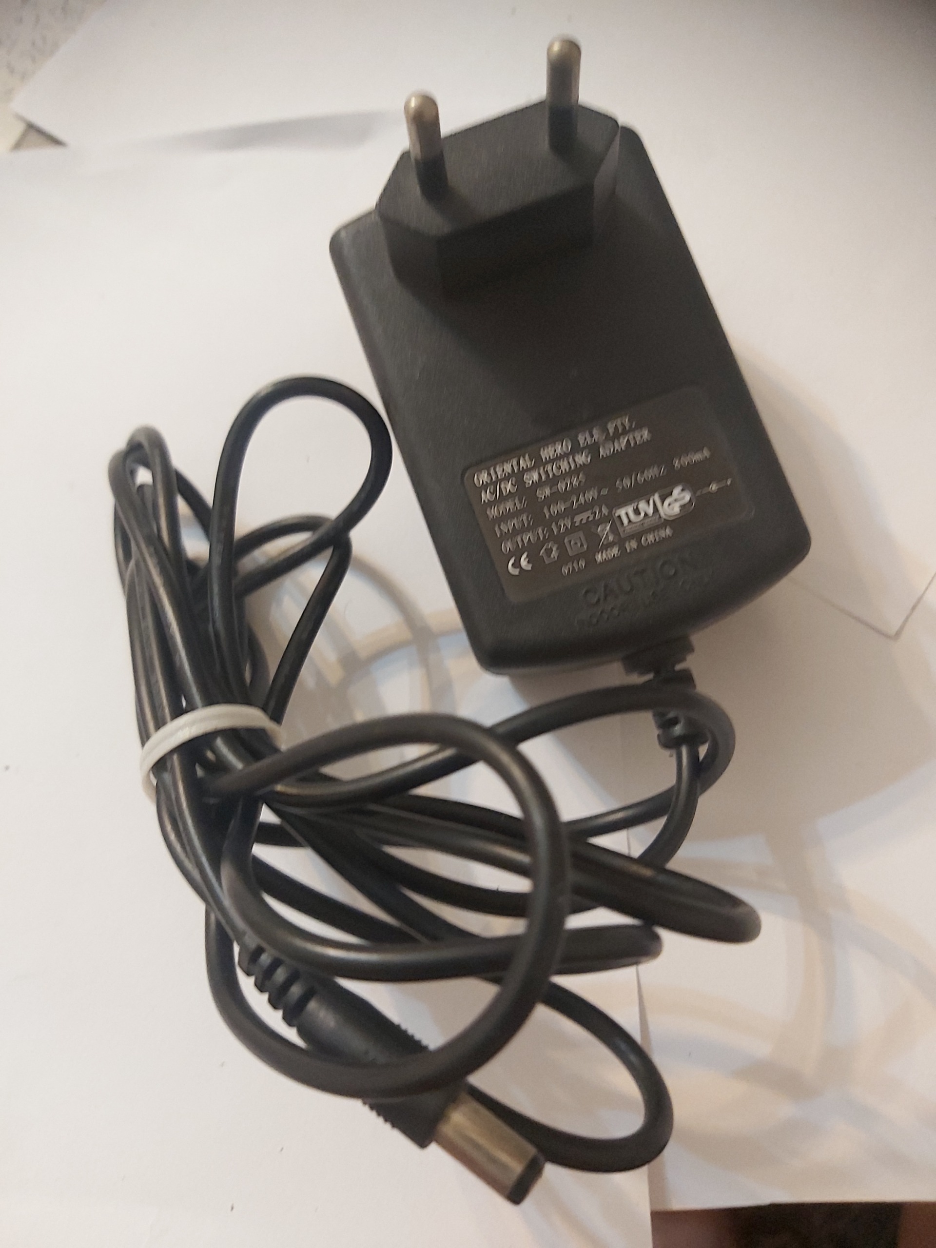 آداپتور 12 ولت 2 آمپر 800 میلی آمپر  ساخت چین