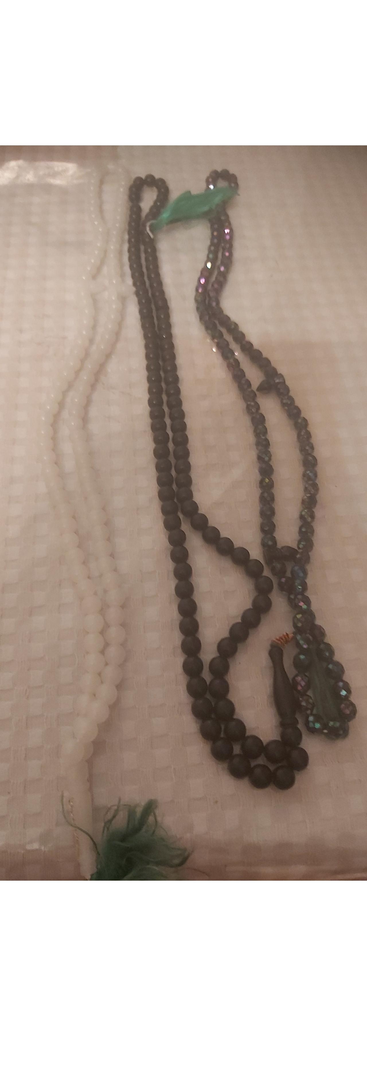 1 عدد تسبیح 7 رنگ و2 عدد تسبیح معمولی سیاه وسفید