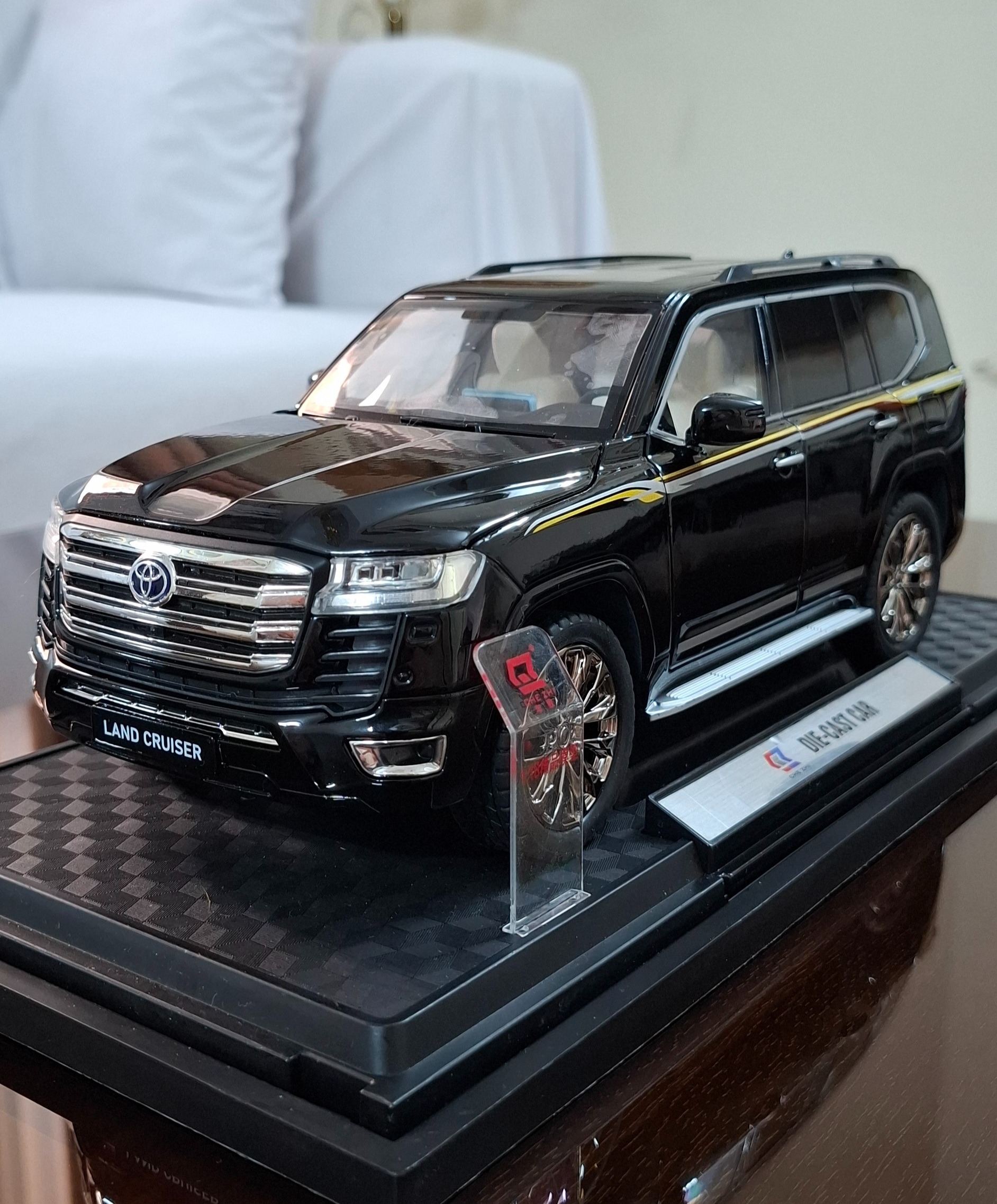TOYOTA LAND CRUISER 1/18 حضرت