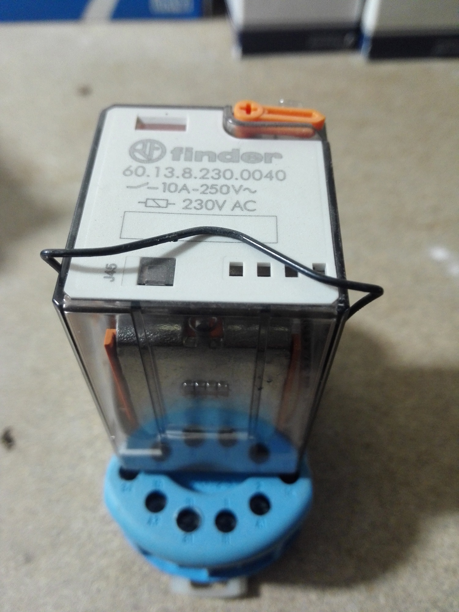 رله فایندر 10 آمپر و سوکت 11پایه 60.13.8.230.0040