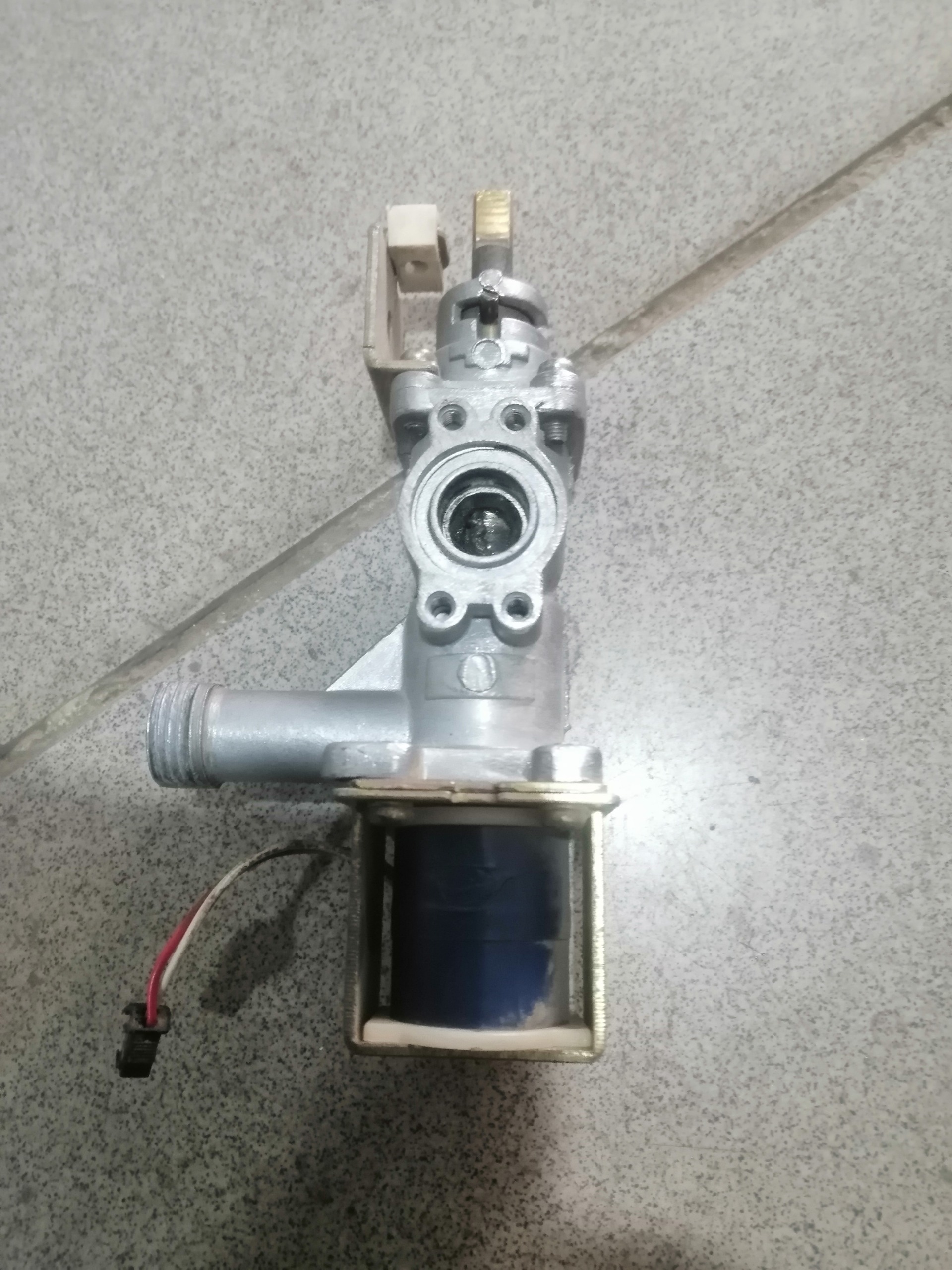 پایه شیرگاز آبگرمکن دیواری بوتان