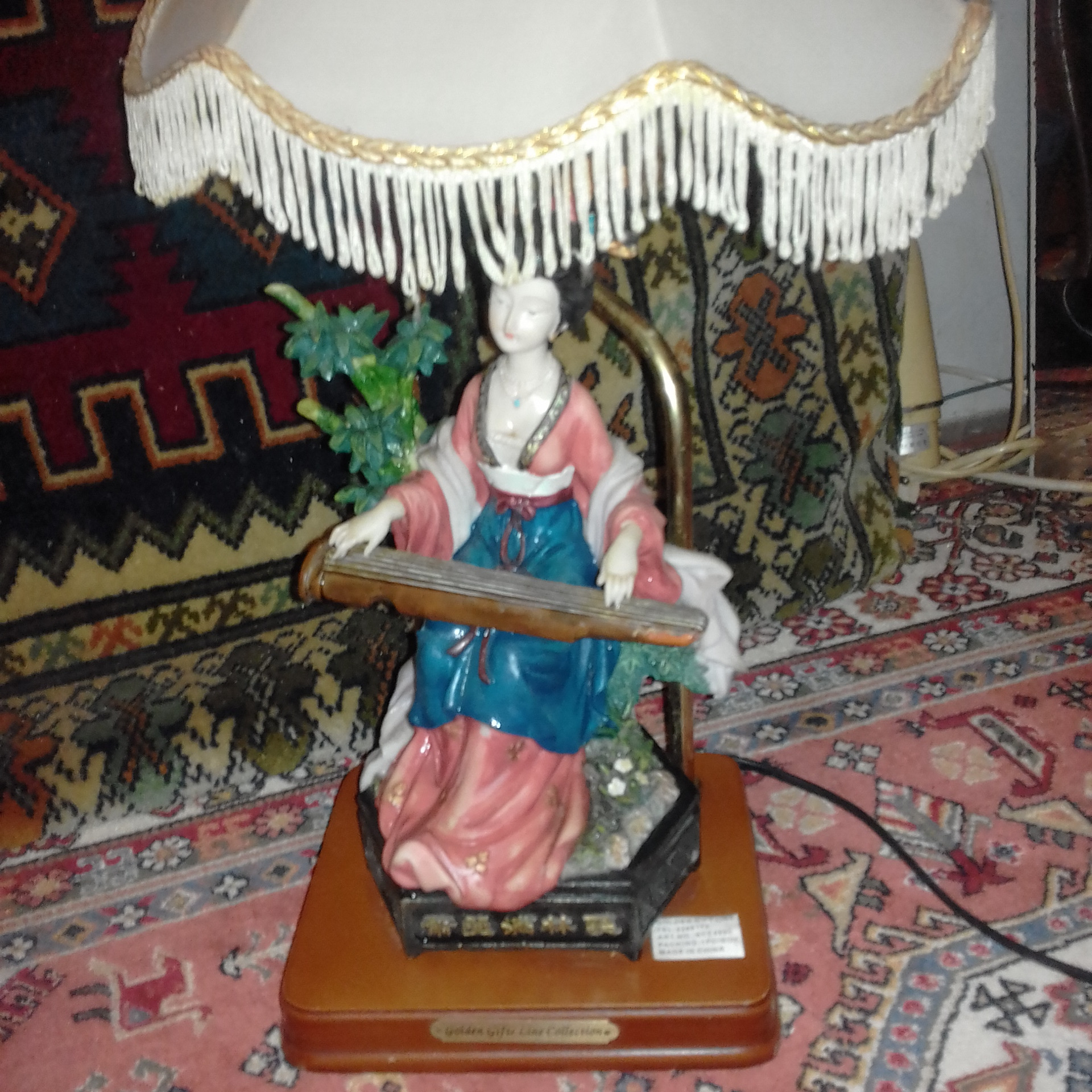 آباژور مجسمه زن چینی نوازنده