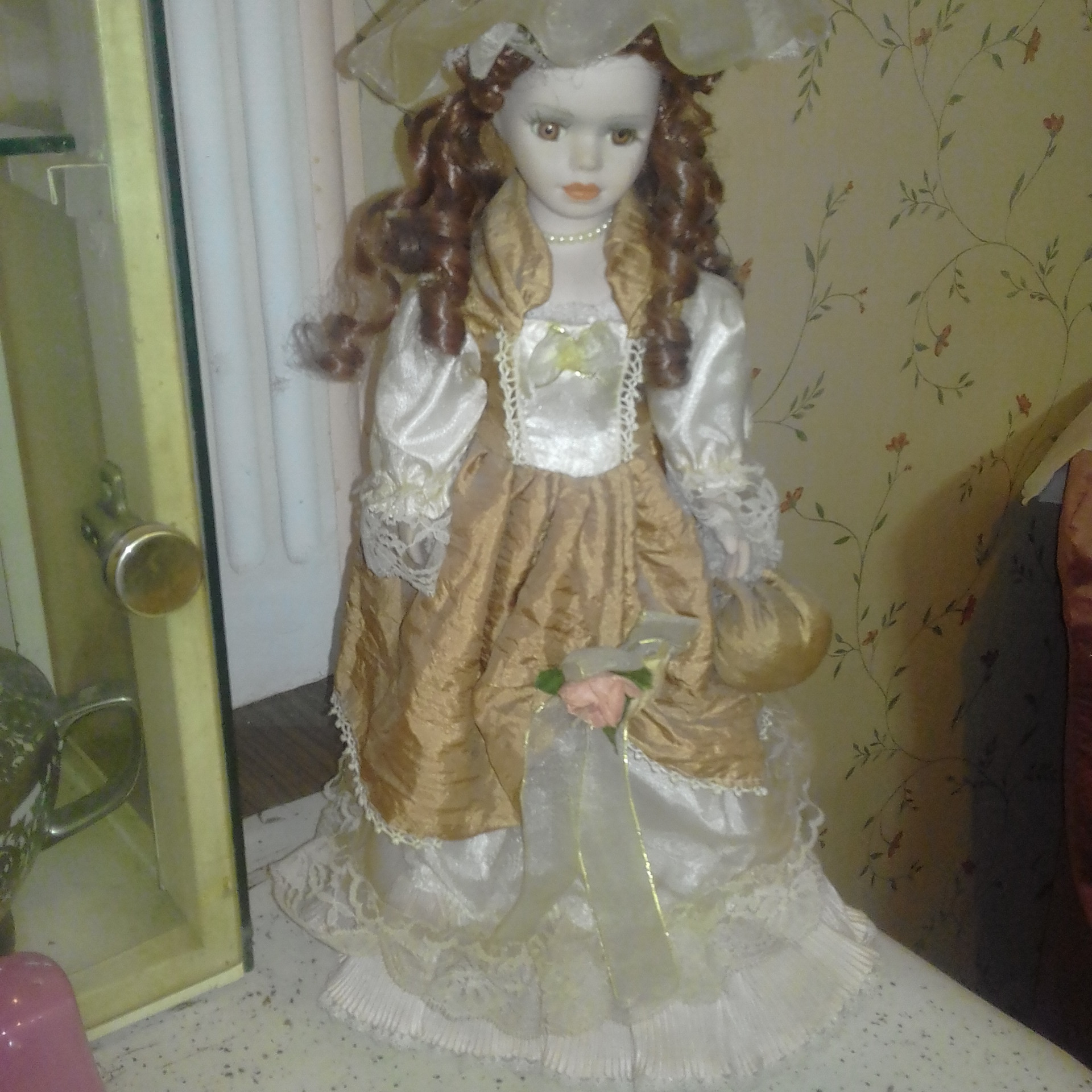 عروسک سرامیکی بالباس زیبا