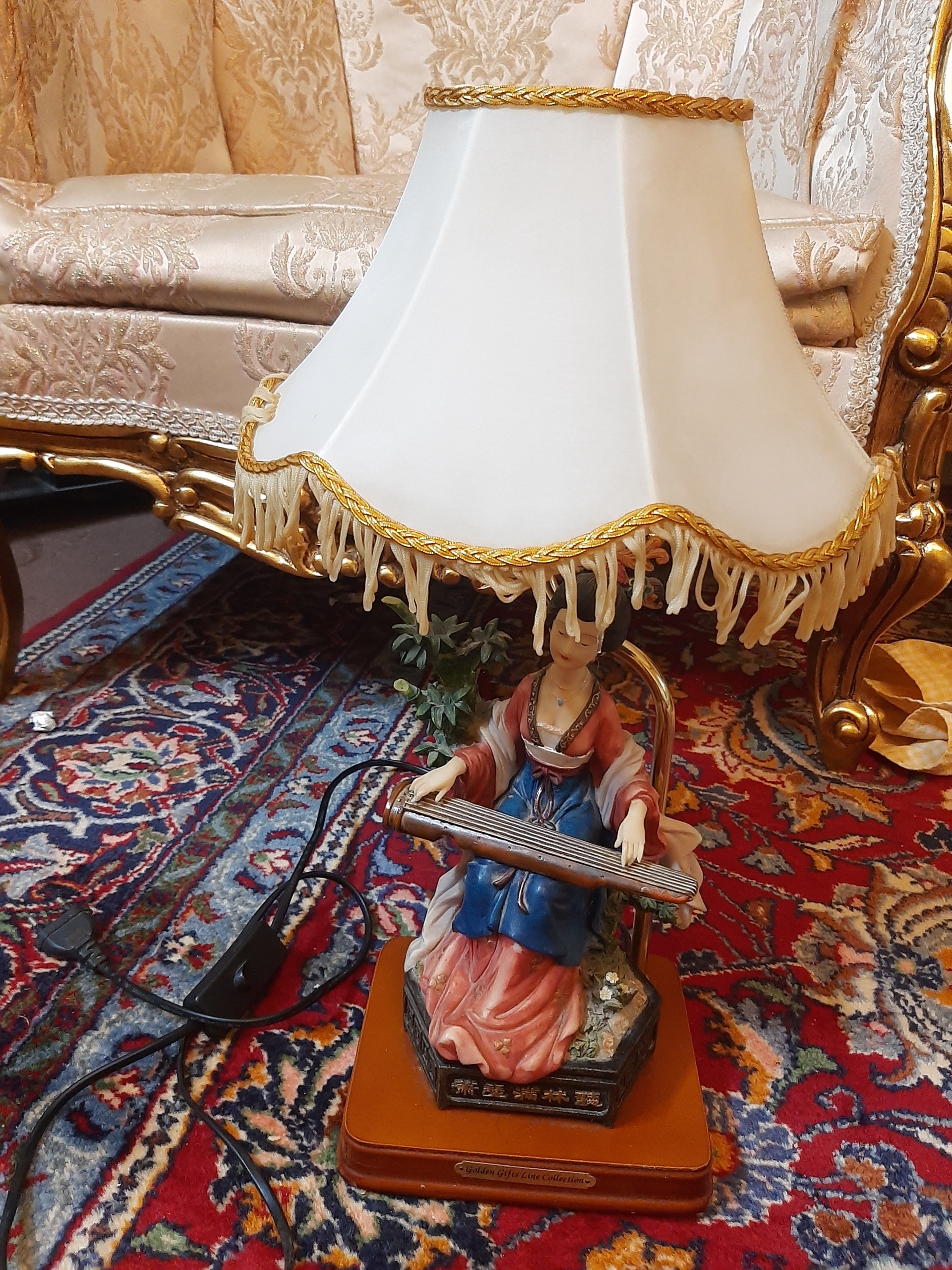 چراغ خواب و آباژور زن نوازنده