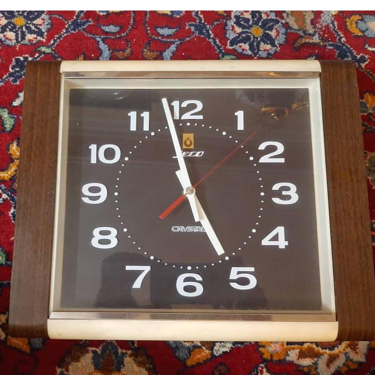 ساعت دیواری کره ای قدیمی