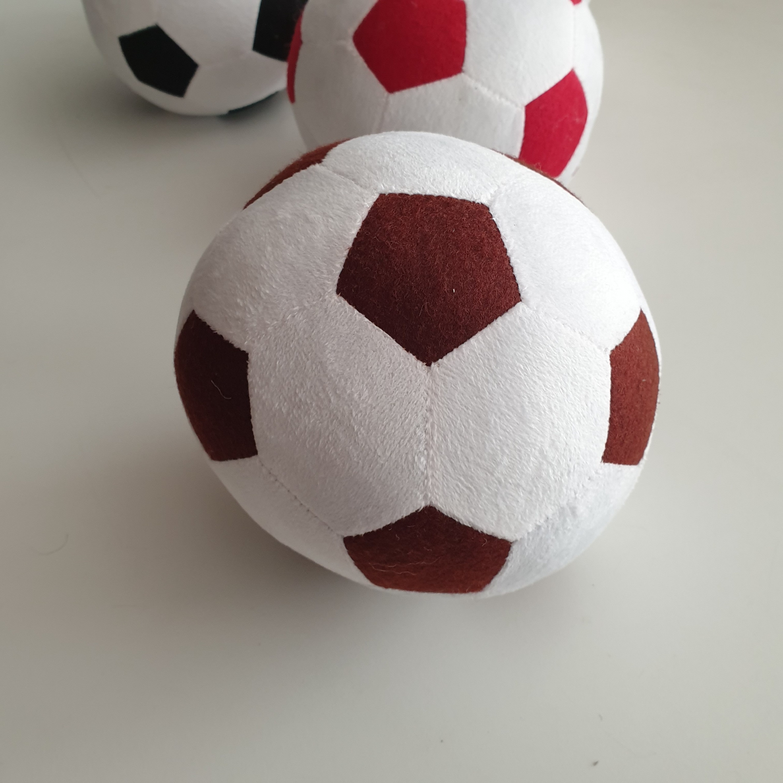 توپ فوتبال آپارتمانی چهل تکه پارچه ای سفید قهوه ای