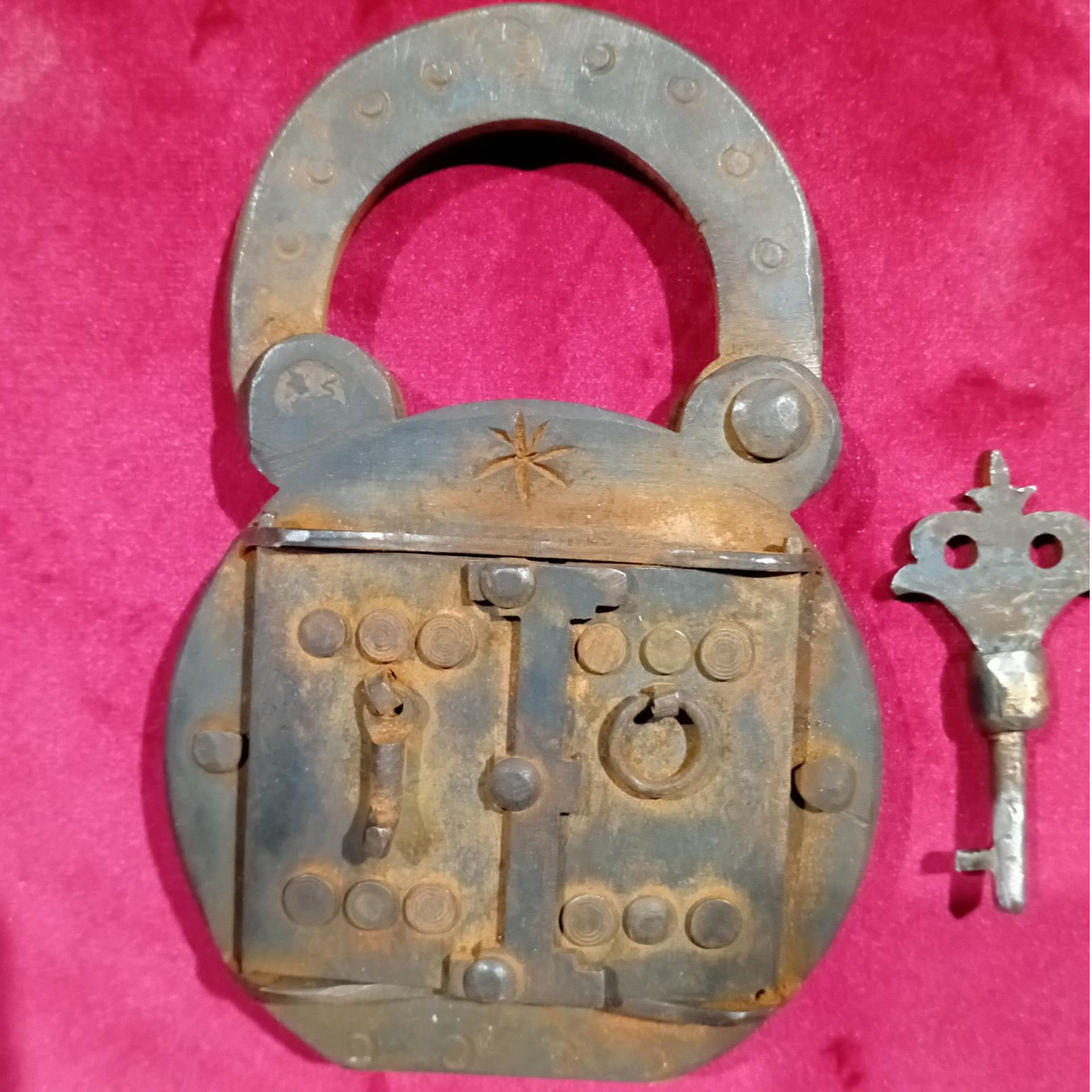 قفل قدیمی قاجاری