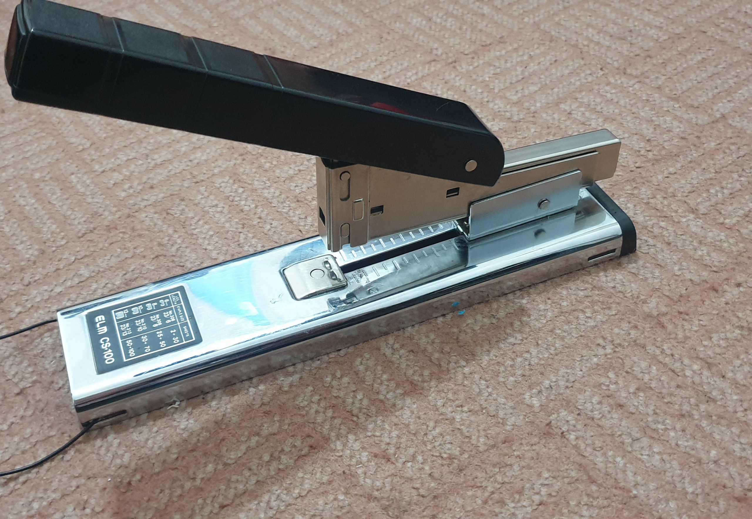 منگنه زن کتاب