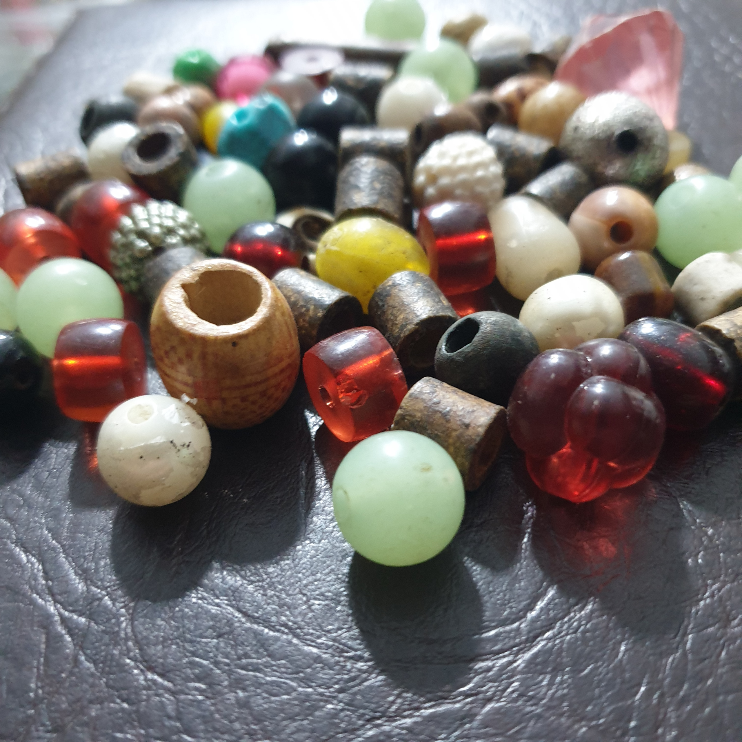 یک مجموعه مهره های متفاوت و زیبا