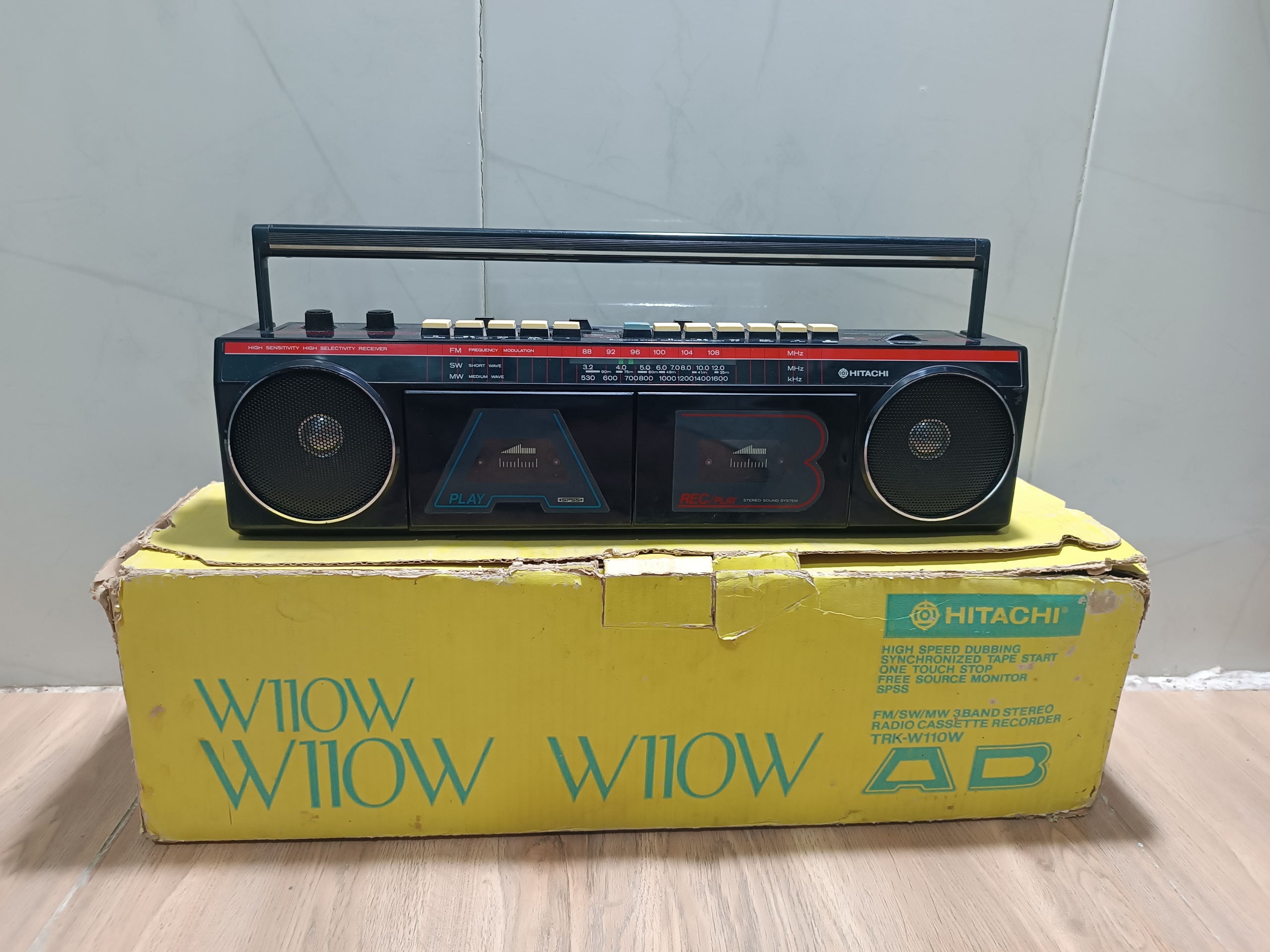 شاهکار هیتاچی رادیو ضبط W110W با کارتن