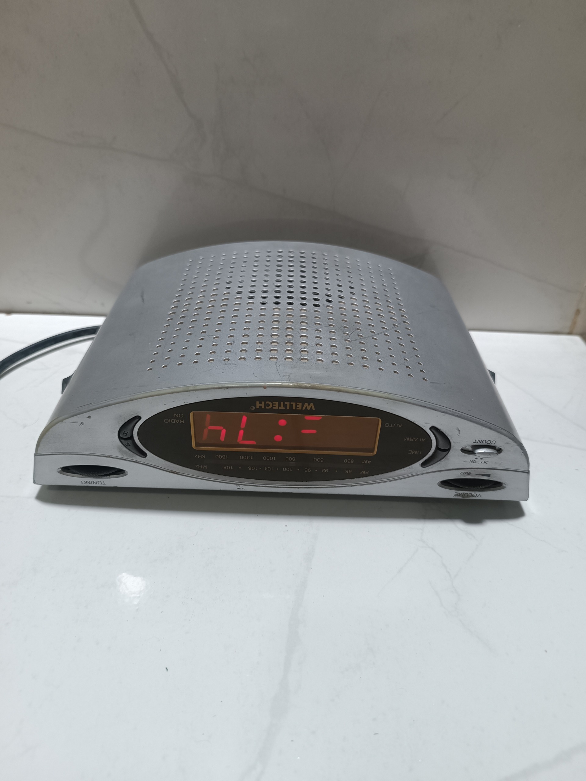 ساعت سقفی رادیو دار بسیار خاص