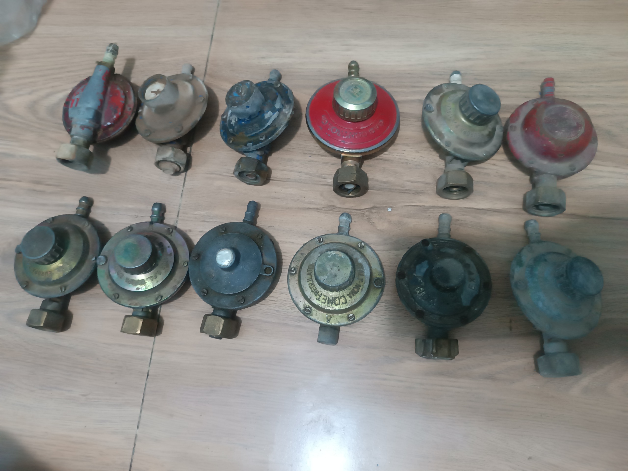 12 عدد رگلاتور گاز ایرانی و ایتالیایی و امریکایی