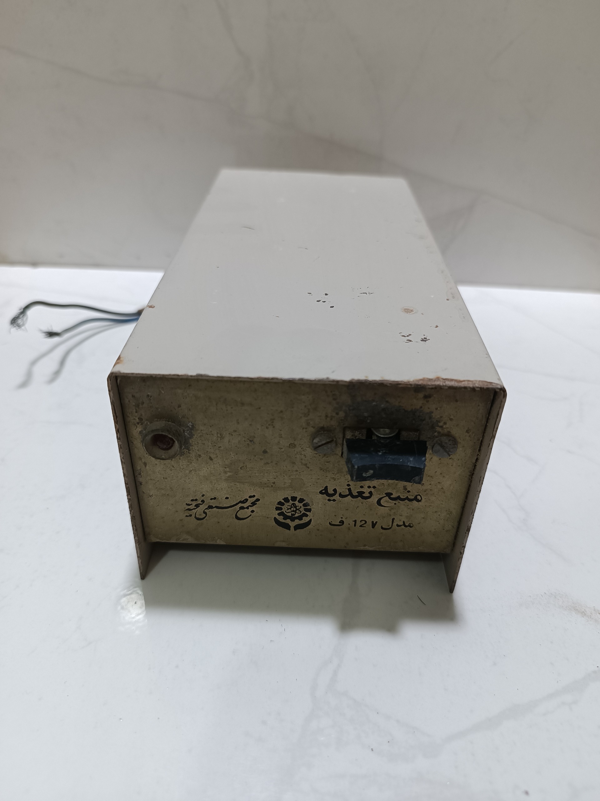 منبع تغذیه 12 ولت