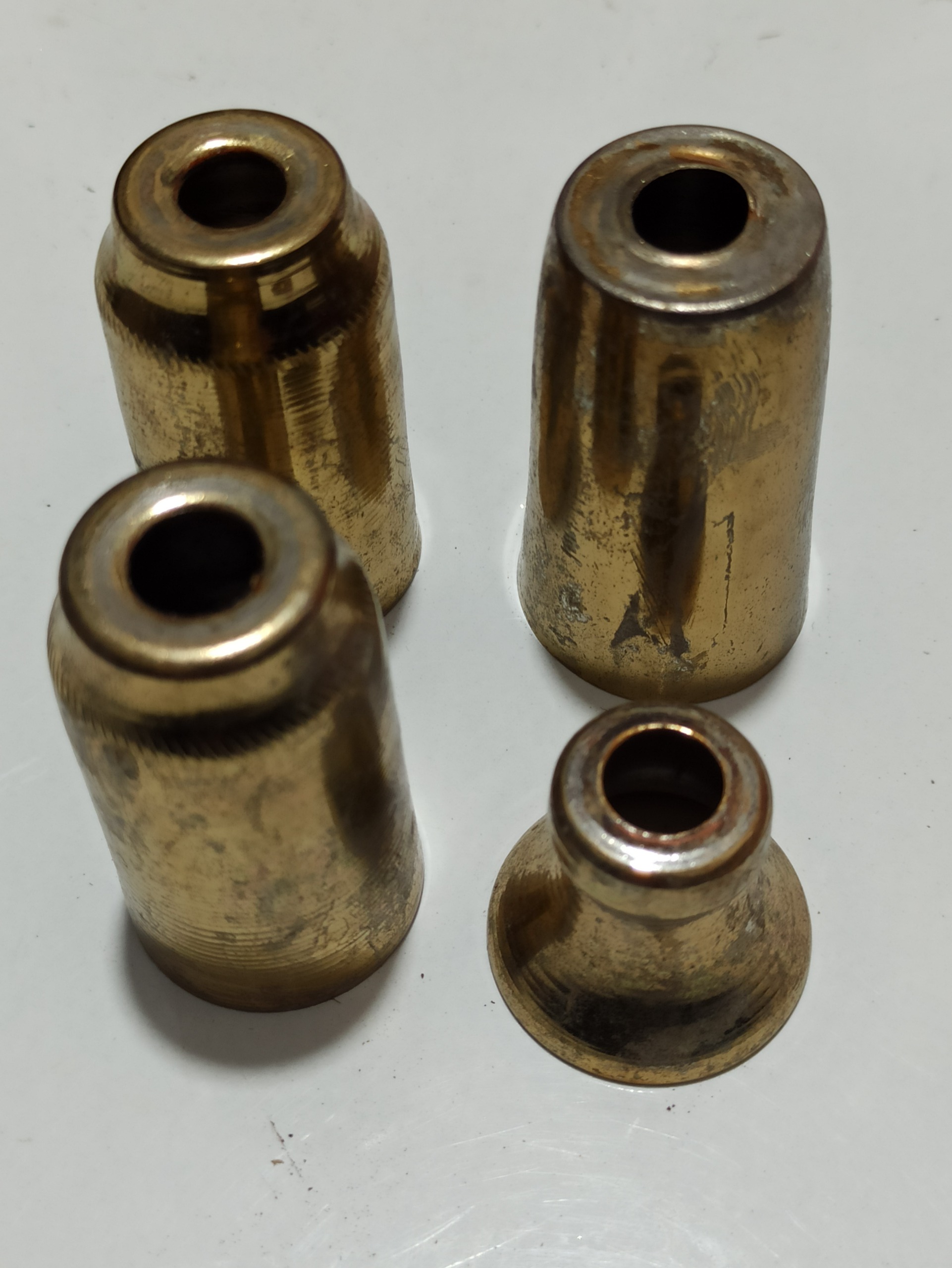 چهار عدد سرپیچ برنجی شمعدانی آهنربا نمیگیرند