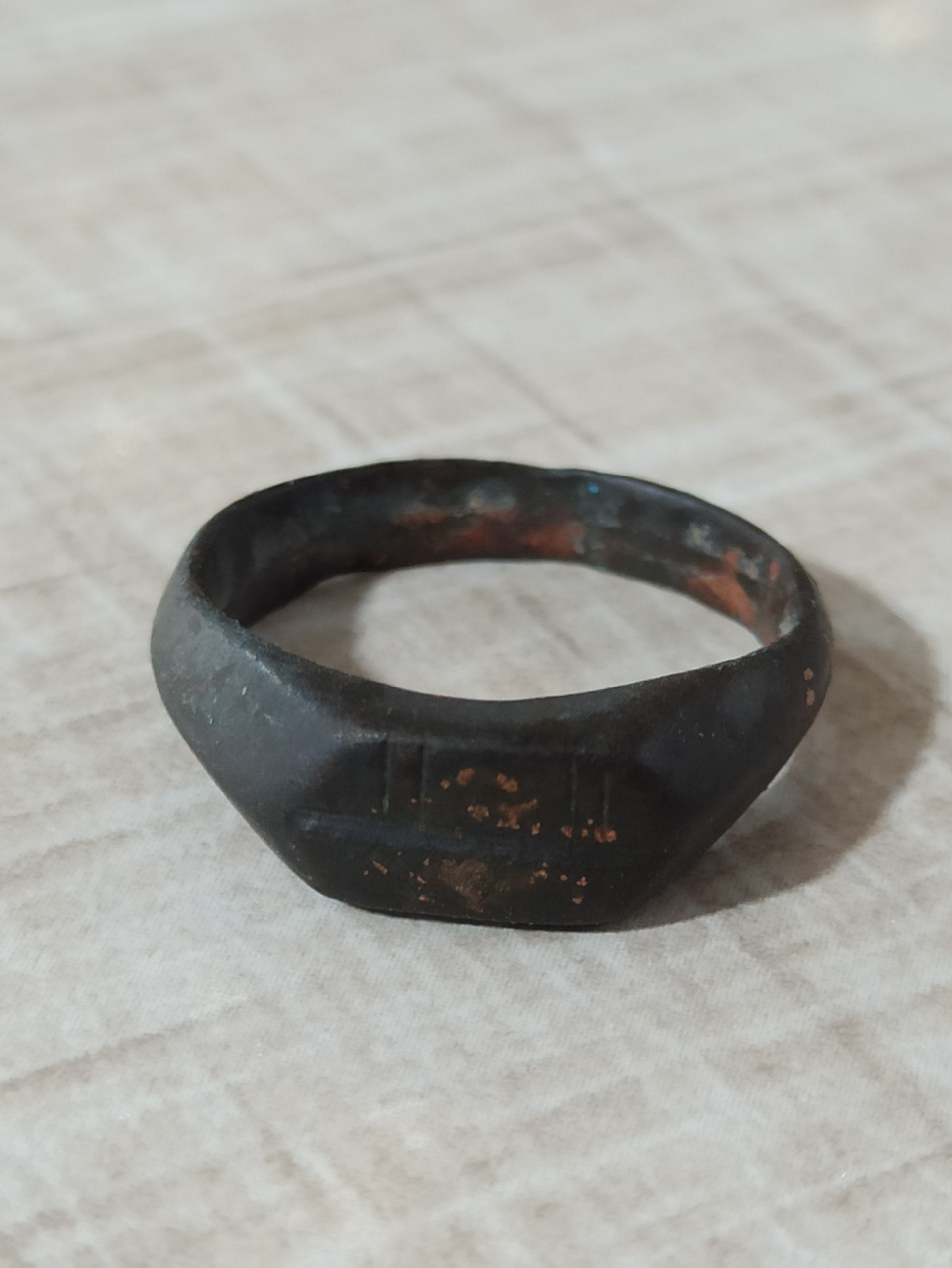 انگشتر کهنه و قدیمی مطابق با تصاویر