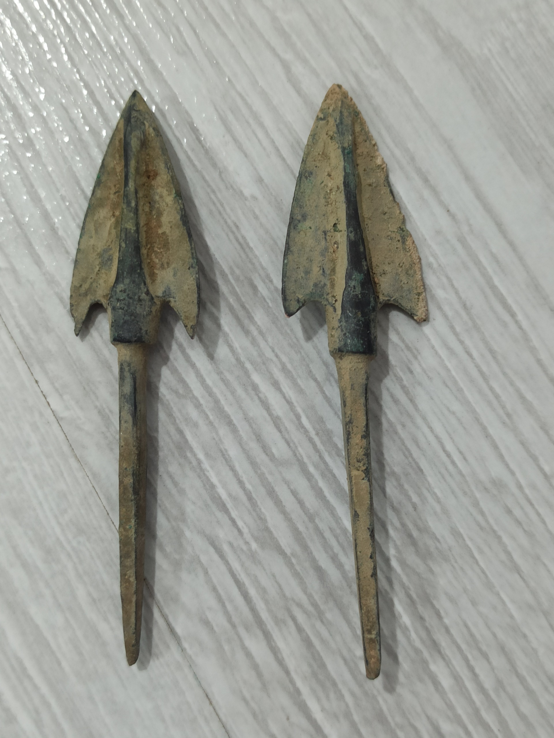 یک جفت سرنیزه یا پیکان کهنه و قدیمی مطابق تصاویر