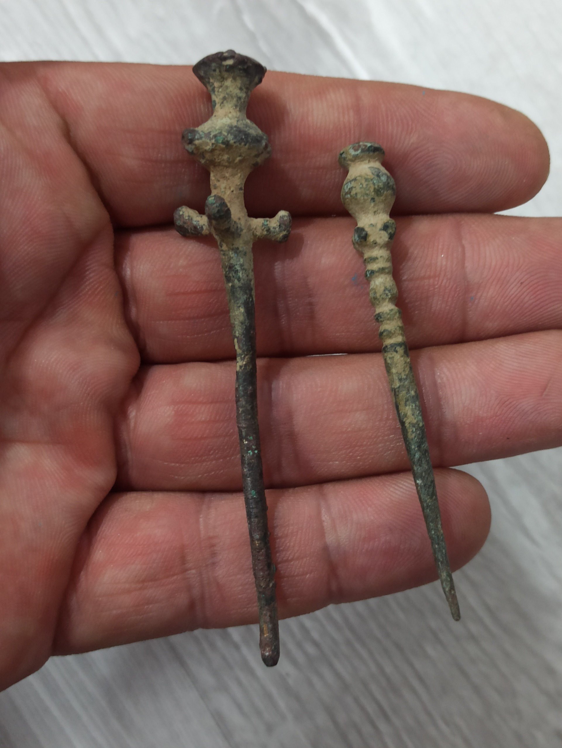 دو قلم ابزار کهنه و قدیمی مطابق با تصاویر