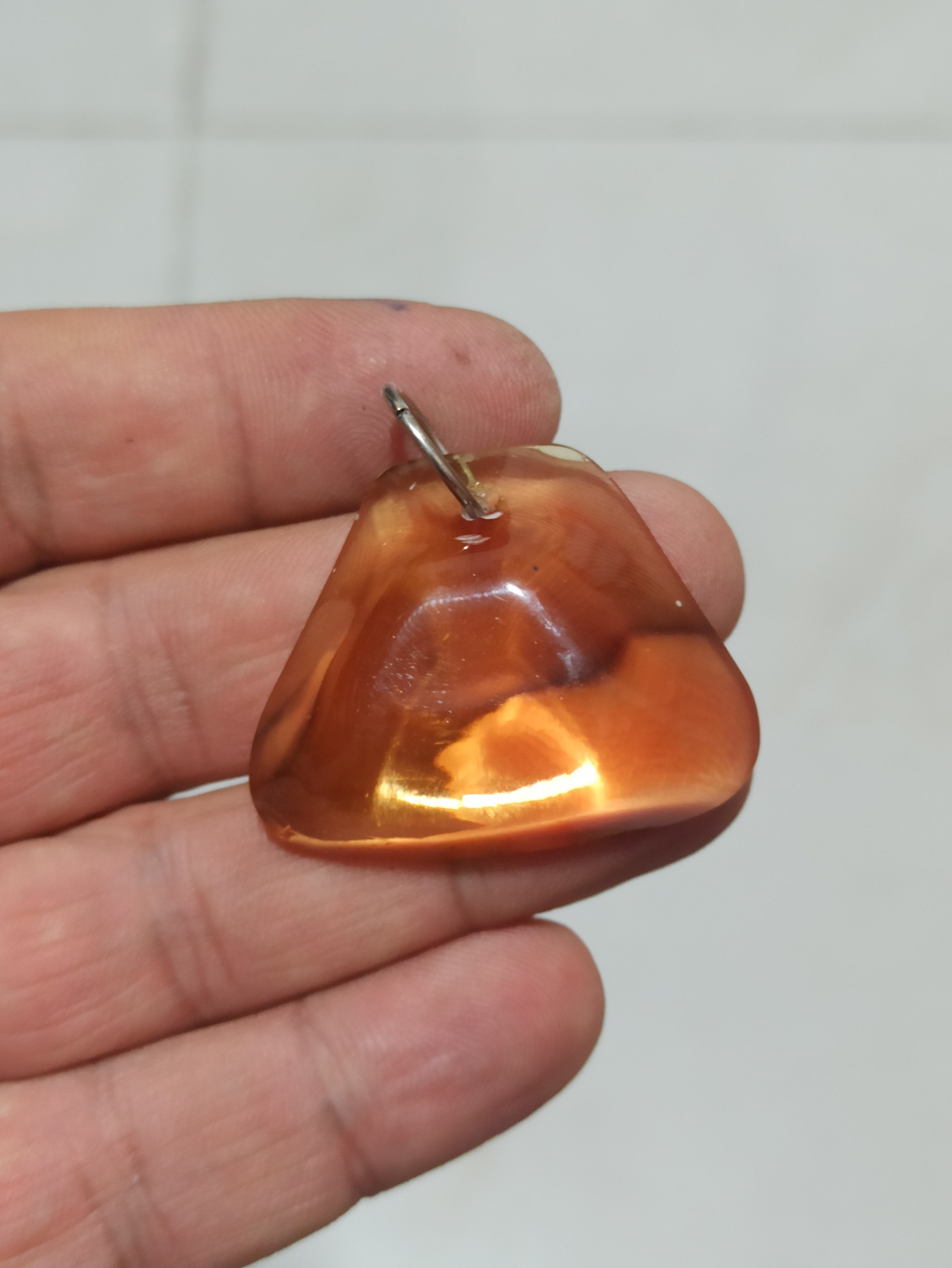 آویز یا جاسویجی طرح کهربا ، کهربا نیست