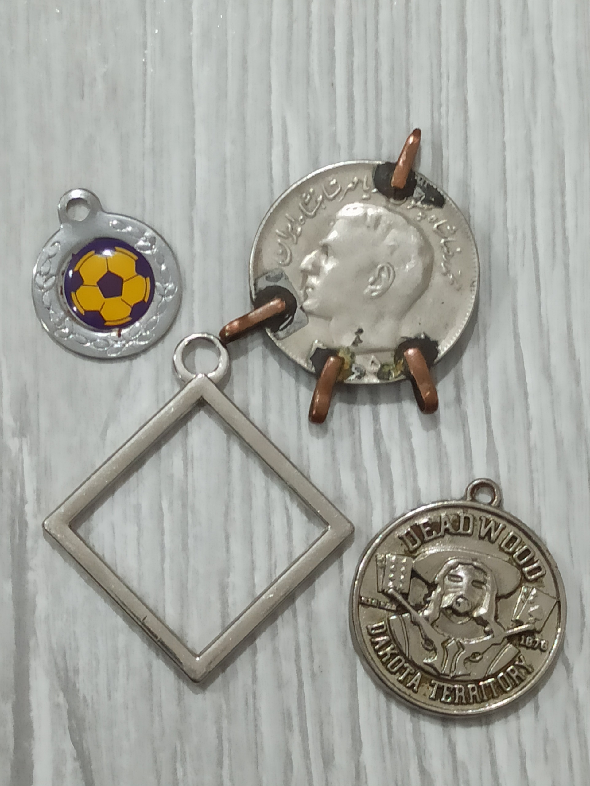 چند قلم آویز قدیمی و جدید مطابق تصاویر