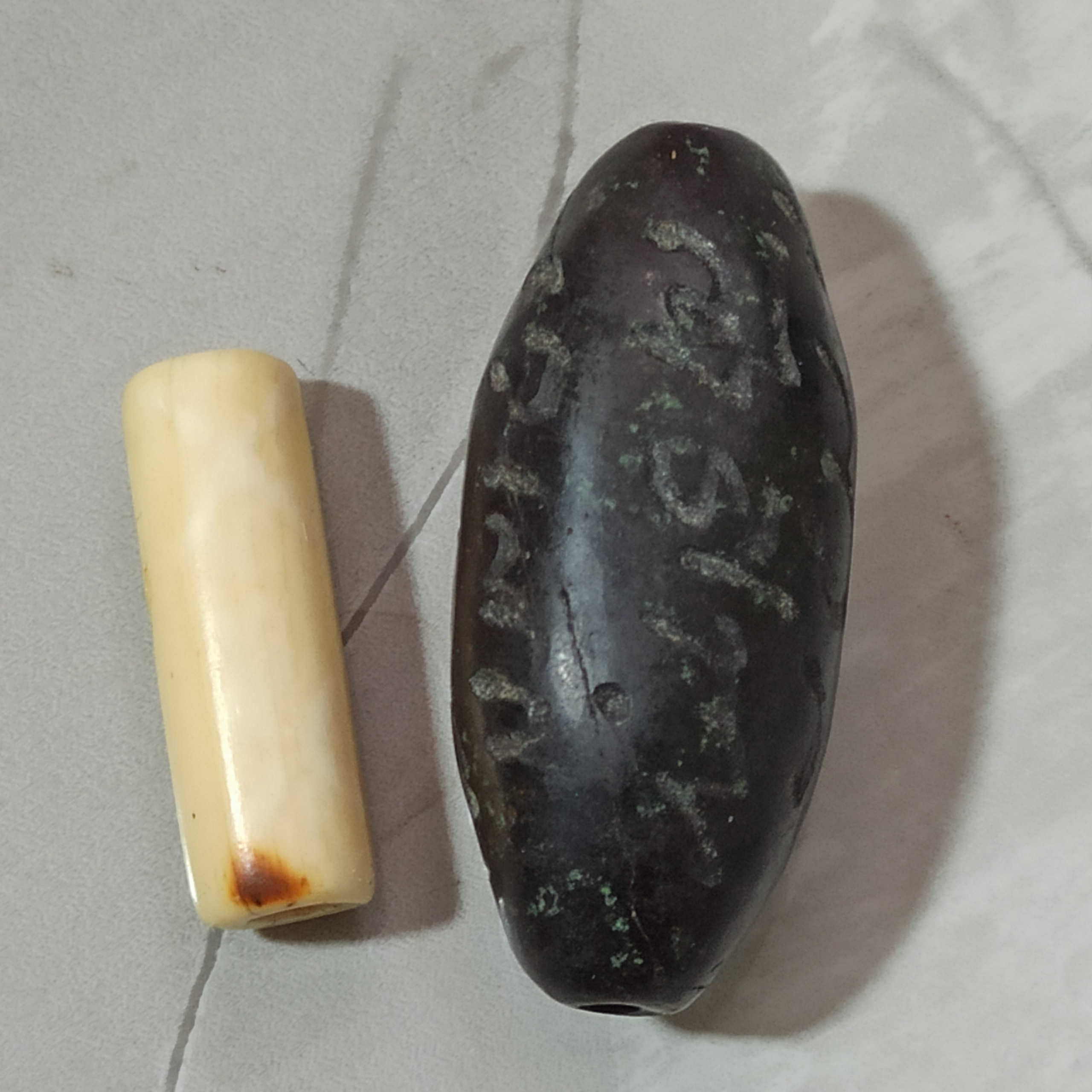 مهره یشم خطی به همراه مهره استخوانی با توضیحات