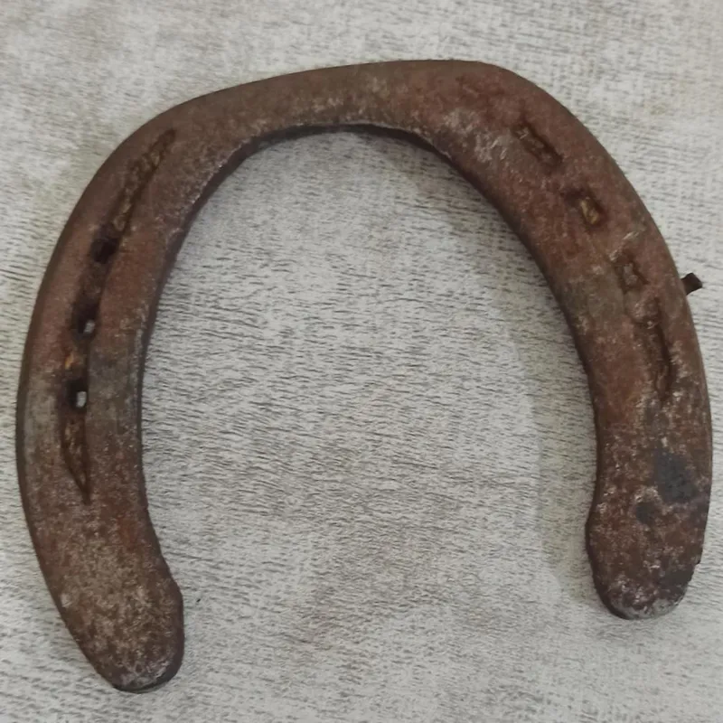 نعل اسب قدیمی ضخیم فولادی