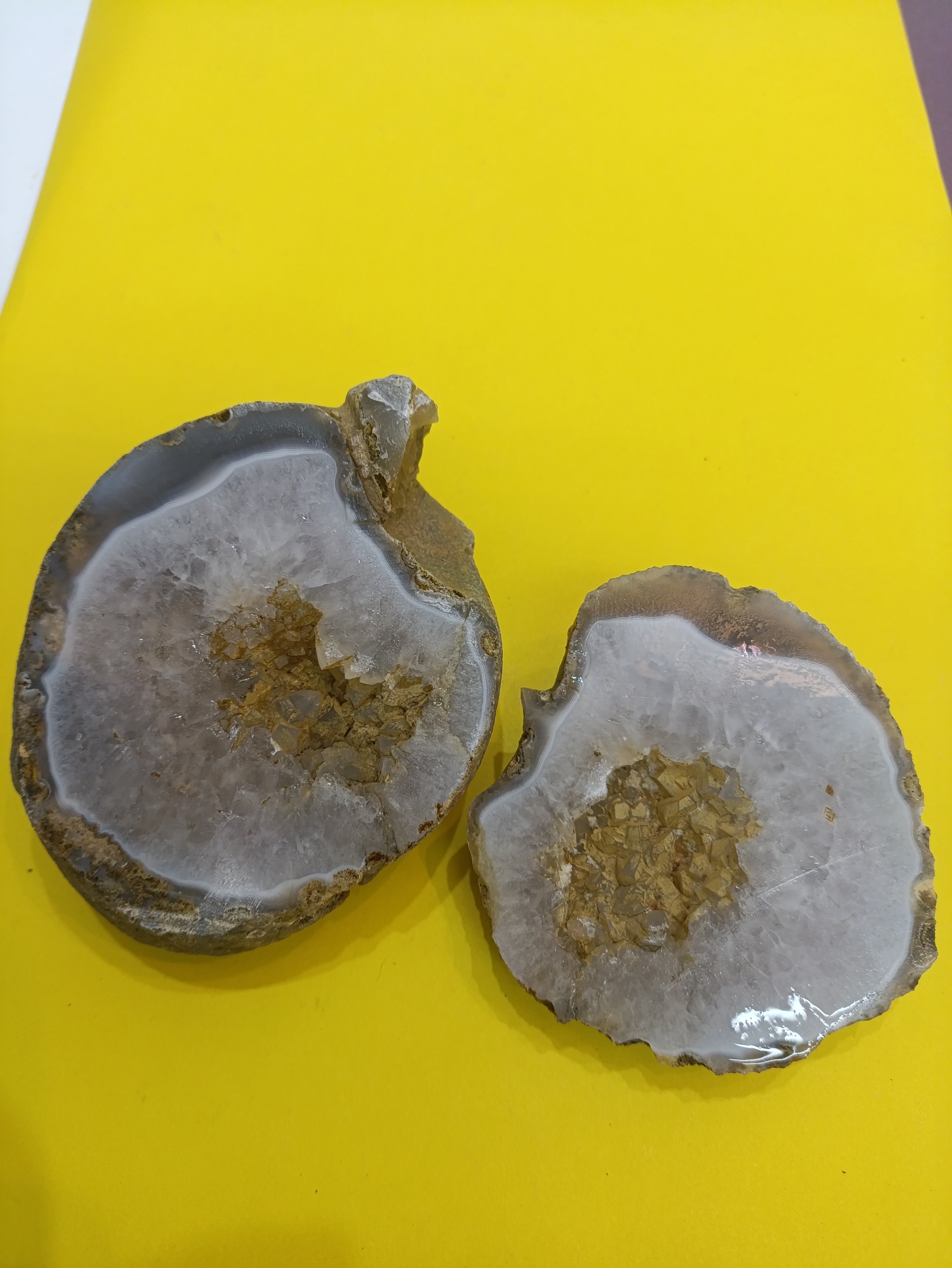 توپی با رنگ خاص بلورها