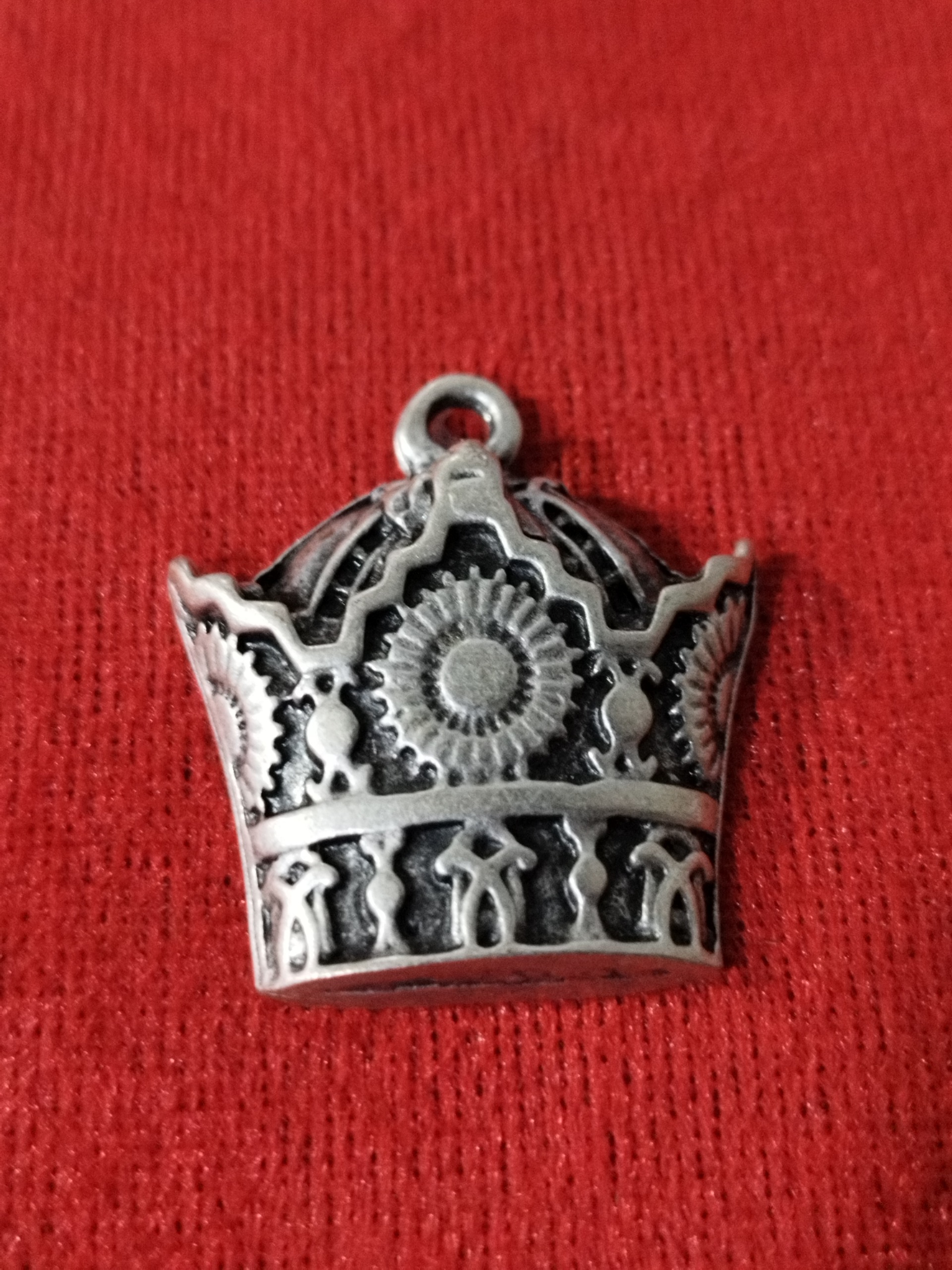 آویز گردنبند قدیمی تاج