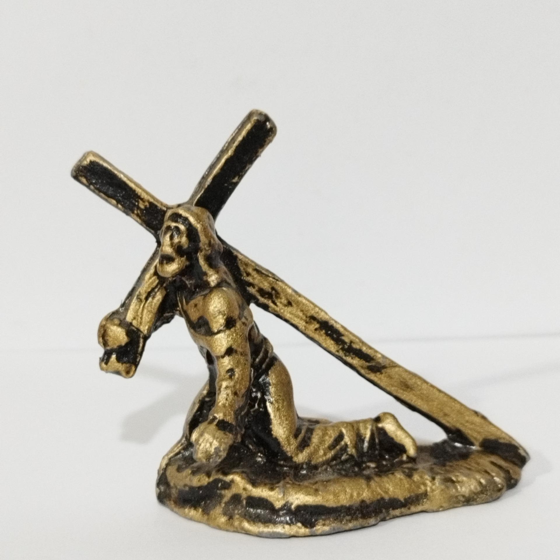 مجسمه قدیمی صلیب به دوش