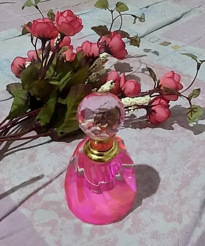 شیشه عطر صورتی