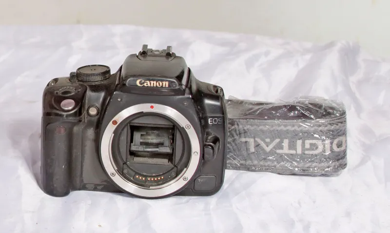 بدنه  دوربین دیجیتال Canon 350D با تسمه گردنی